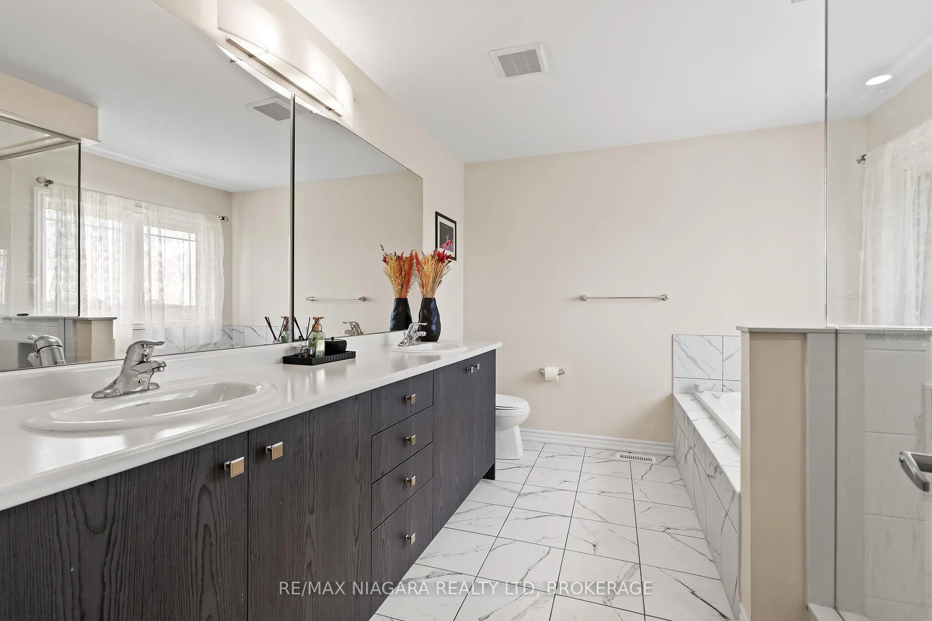 Photo 18 of 110 Explorer Way, Thorold, Rolling Meadows — HOMEH