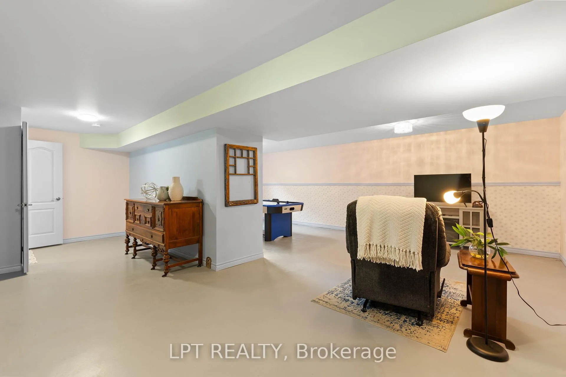 Photo 24 of 40 Gee Crescent, Kawartha Lakes, Lindsay — HOMEH