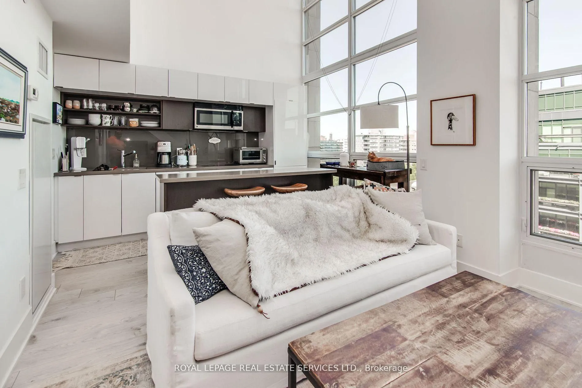 Photo 4 of Unit 906, 111 St Clair Avenue W, Toronto, Yonge-St. Clair — HOMEH