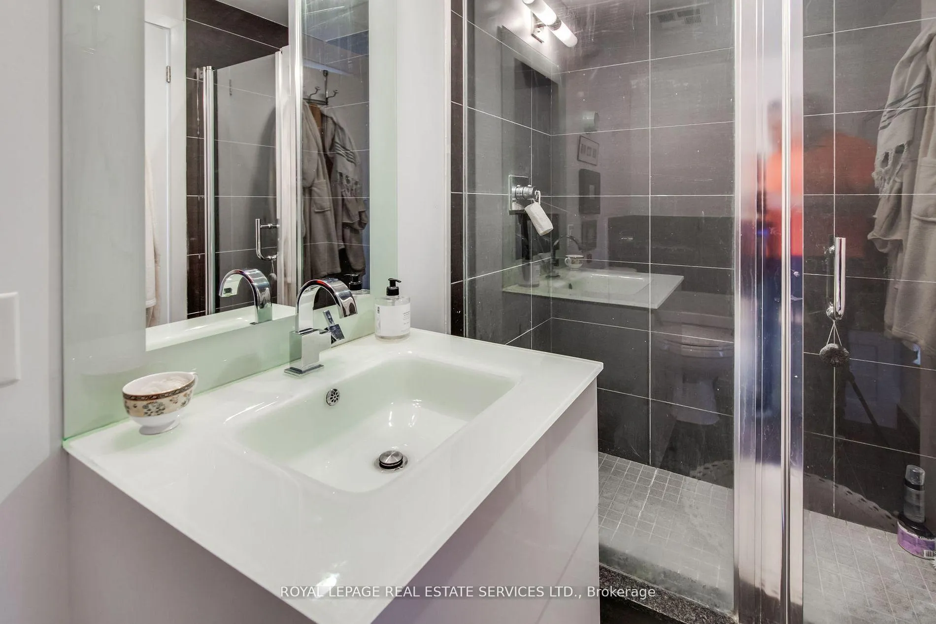 Photo 16 of Unit 906, 111 St Clair Avenue W, Toronto, Yonge-St. Clair — HOMEH