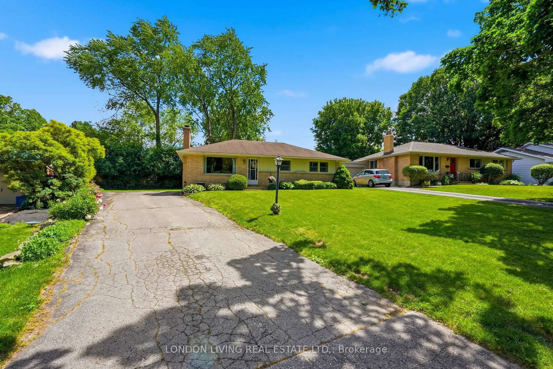 Photo 2 of 549 Ridgewood Crescent, London, South D — HOMEH