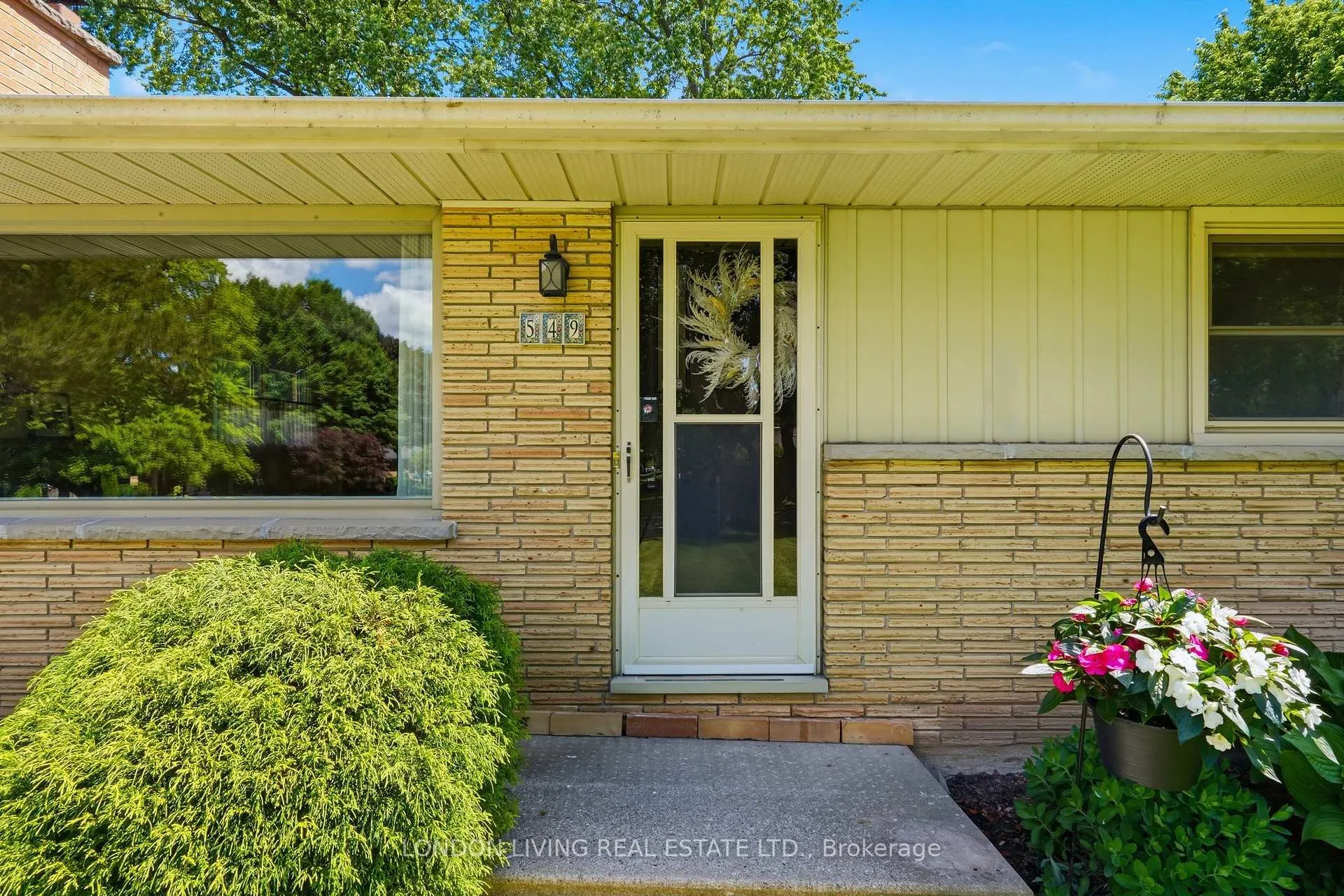 Photo 9 of 549 Ridgewood Crescent, London, South D — HOMEH