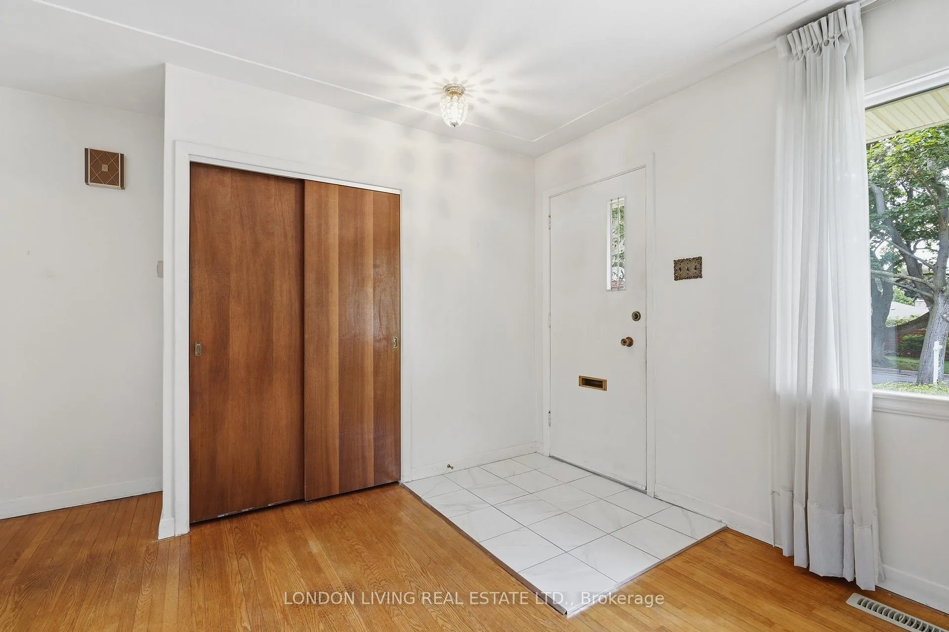 Photo 10 of 549 Ridgewood Crescent, London, South D — HOMEH