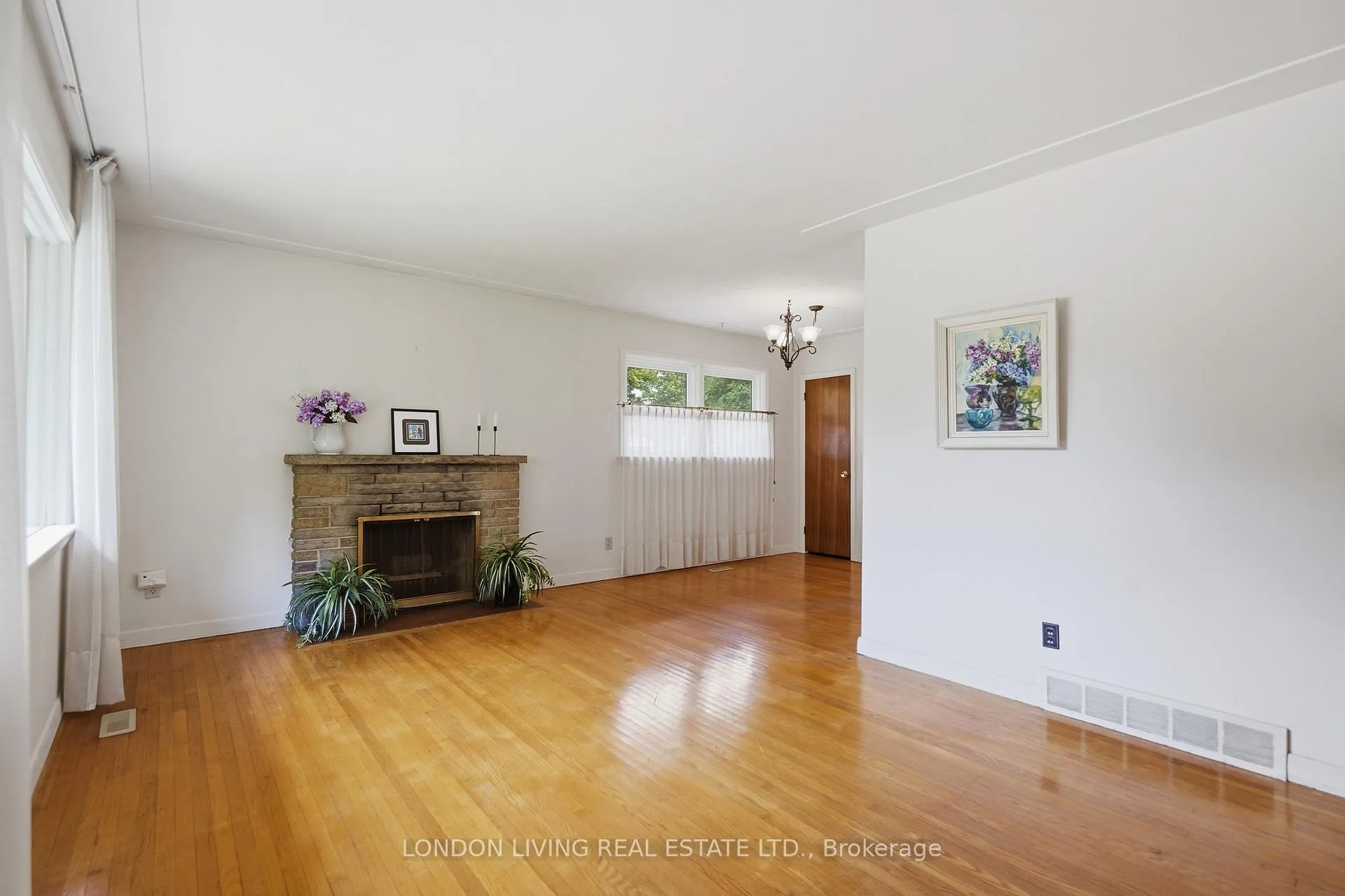 Photo 11 of 549 Ridgewood Crescent, London, South D — HOMEH