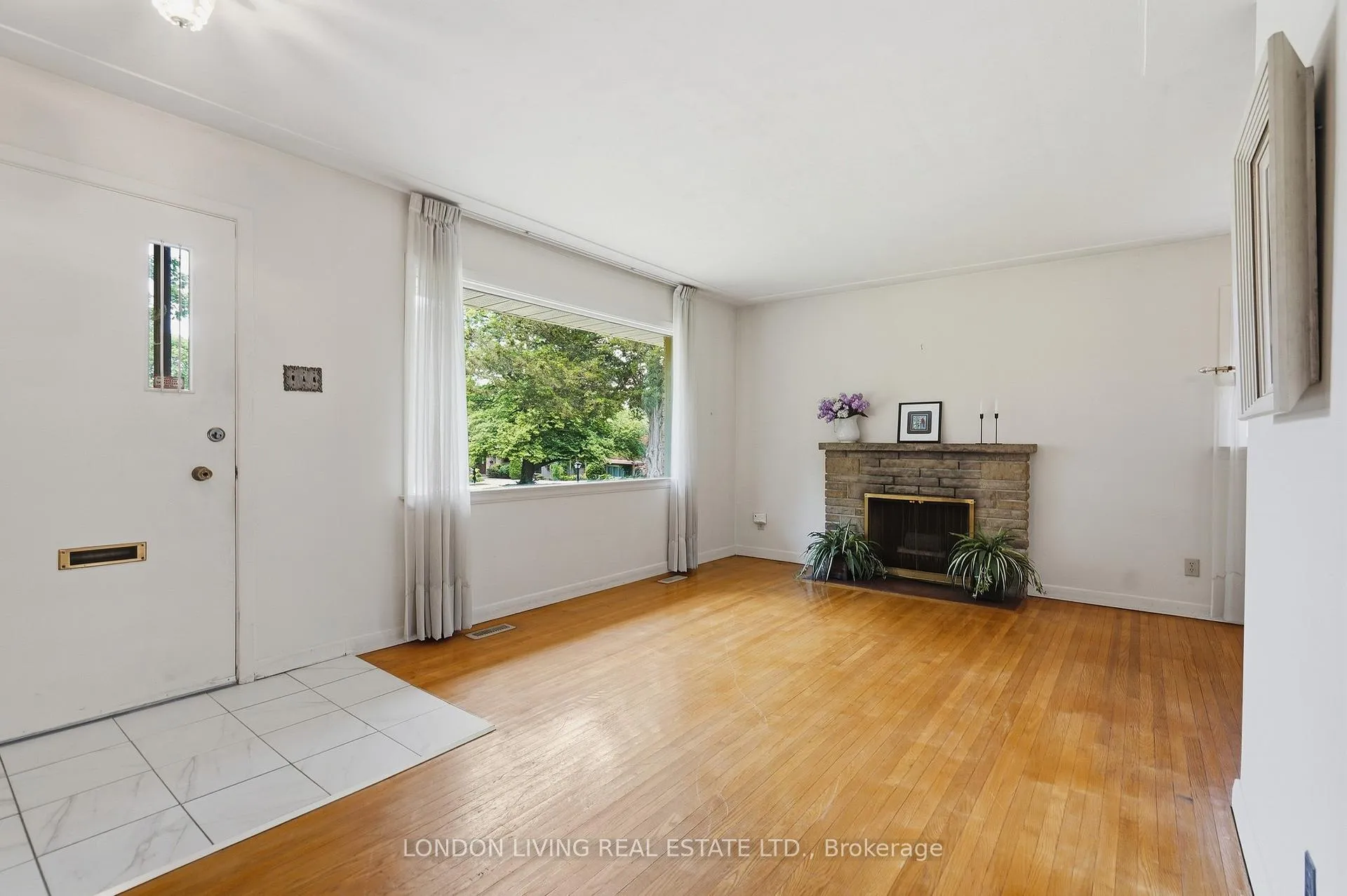 Photo 12 of 549 Ridgewood Crescent, London, South D — HOMEH