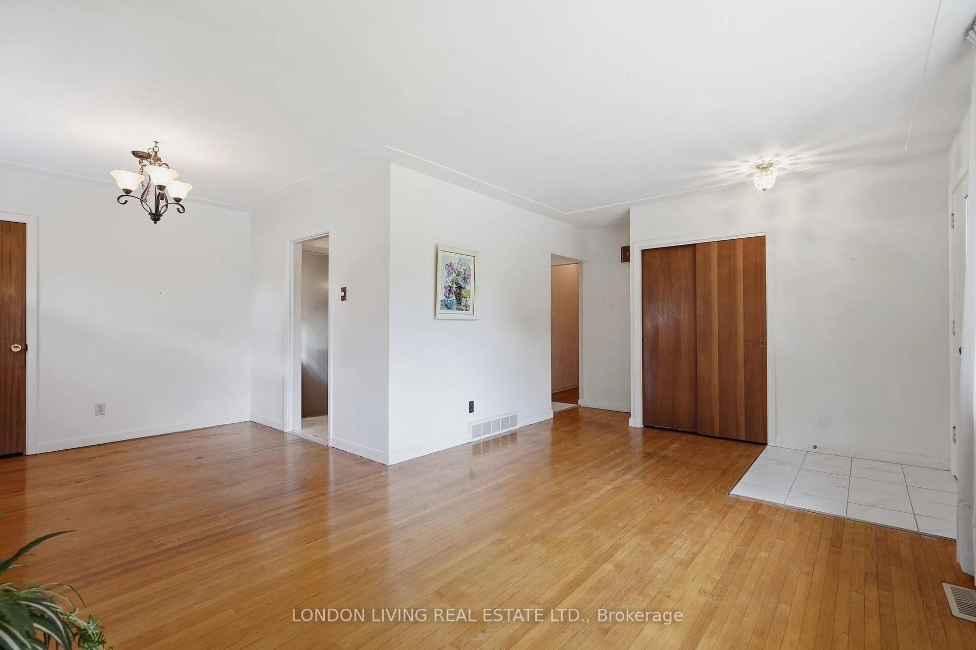 Photo 13 of 549 Ridgewood Crescent, London, South D — HOMEH