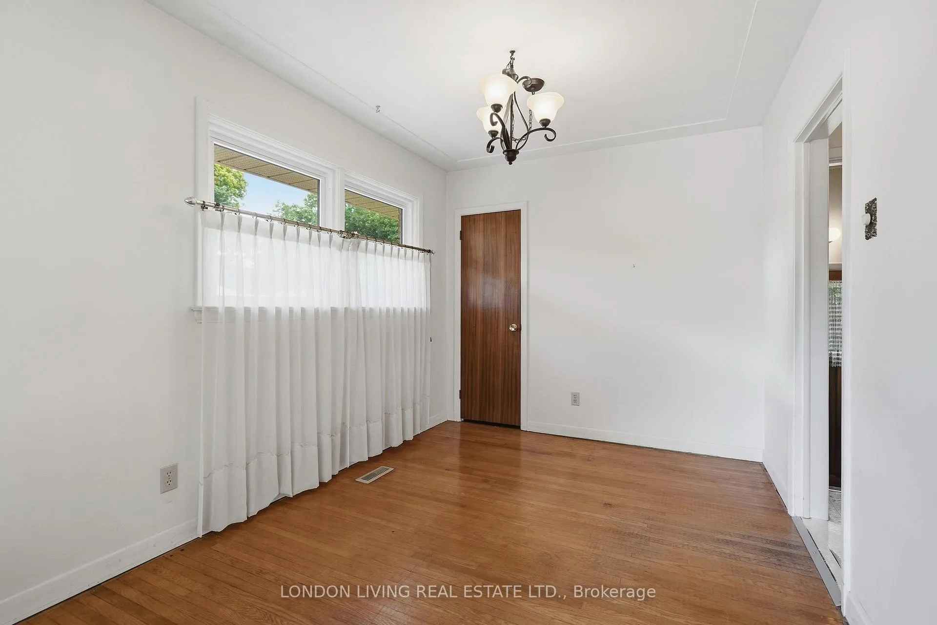 Photo 14 of 549 Ridgewood Crescent, London, South D — HOMEH