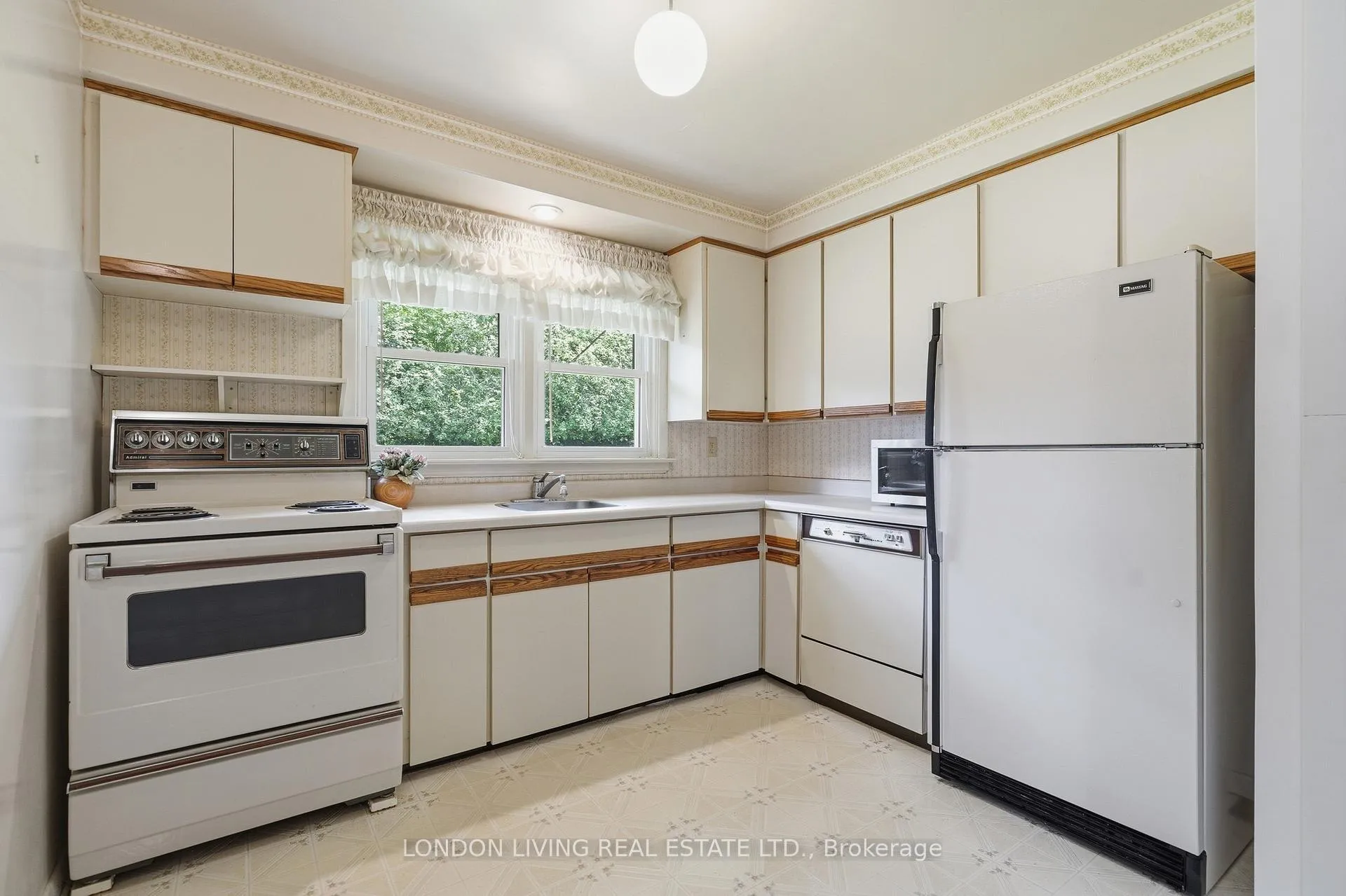 Photo 16 of 549 Ridgewood Crescent, London, South D — HOMEH