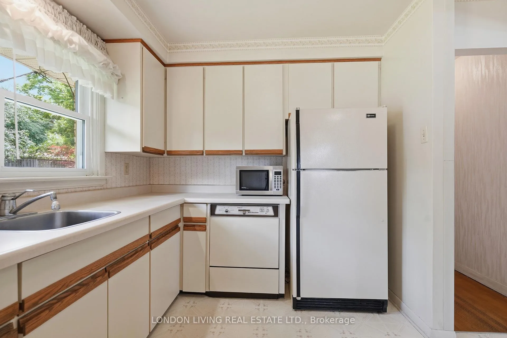 Photo 17 of 549 Ridgewood Crescent, London, South D — HOMEH