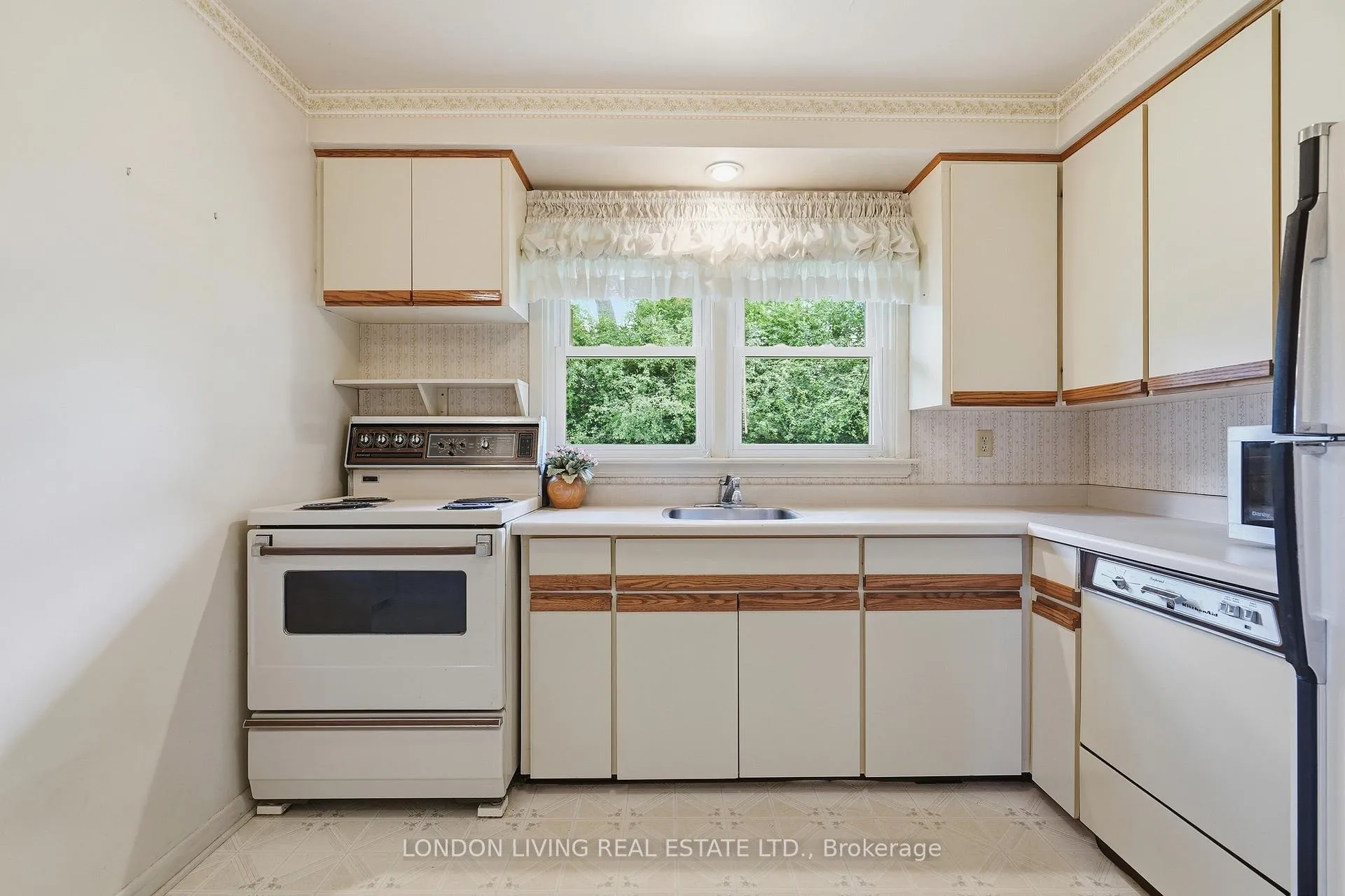 Photo 18 of 549 Ridgewood Crescent, London, South D — HOMEH