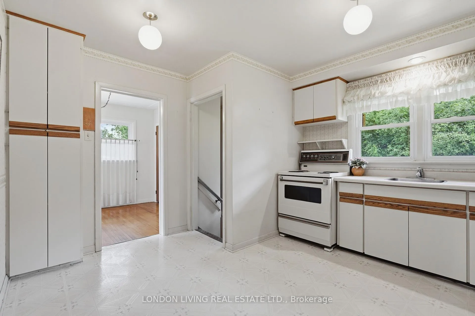 Photo 19 of 549 Ridgewood Crescent, London, South D — HOMEH