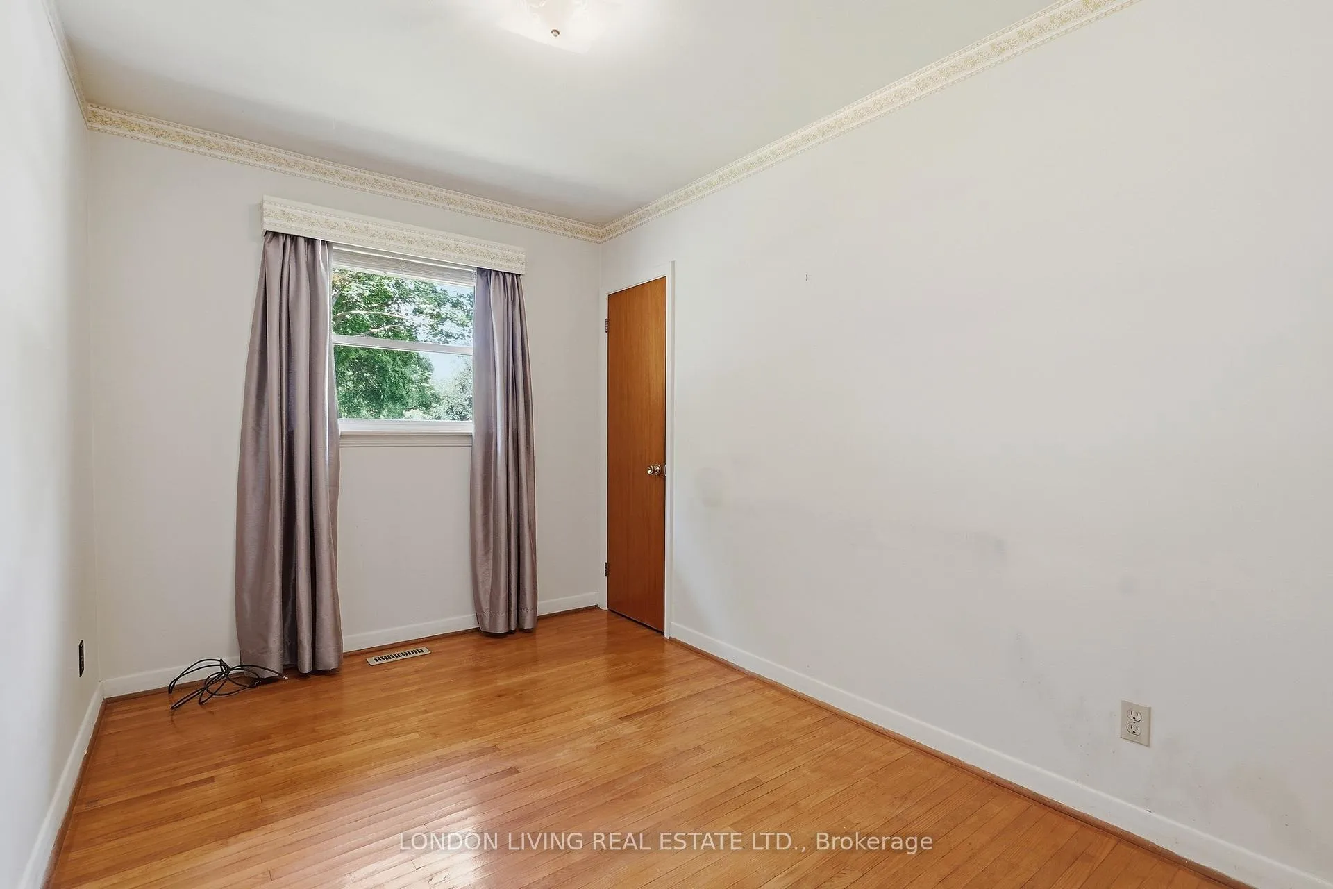 Photo 23 of 549 Ridgewood Crescent, London, South D — HOMEH