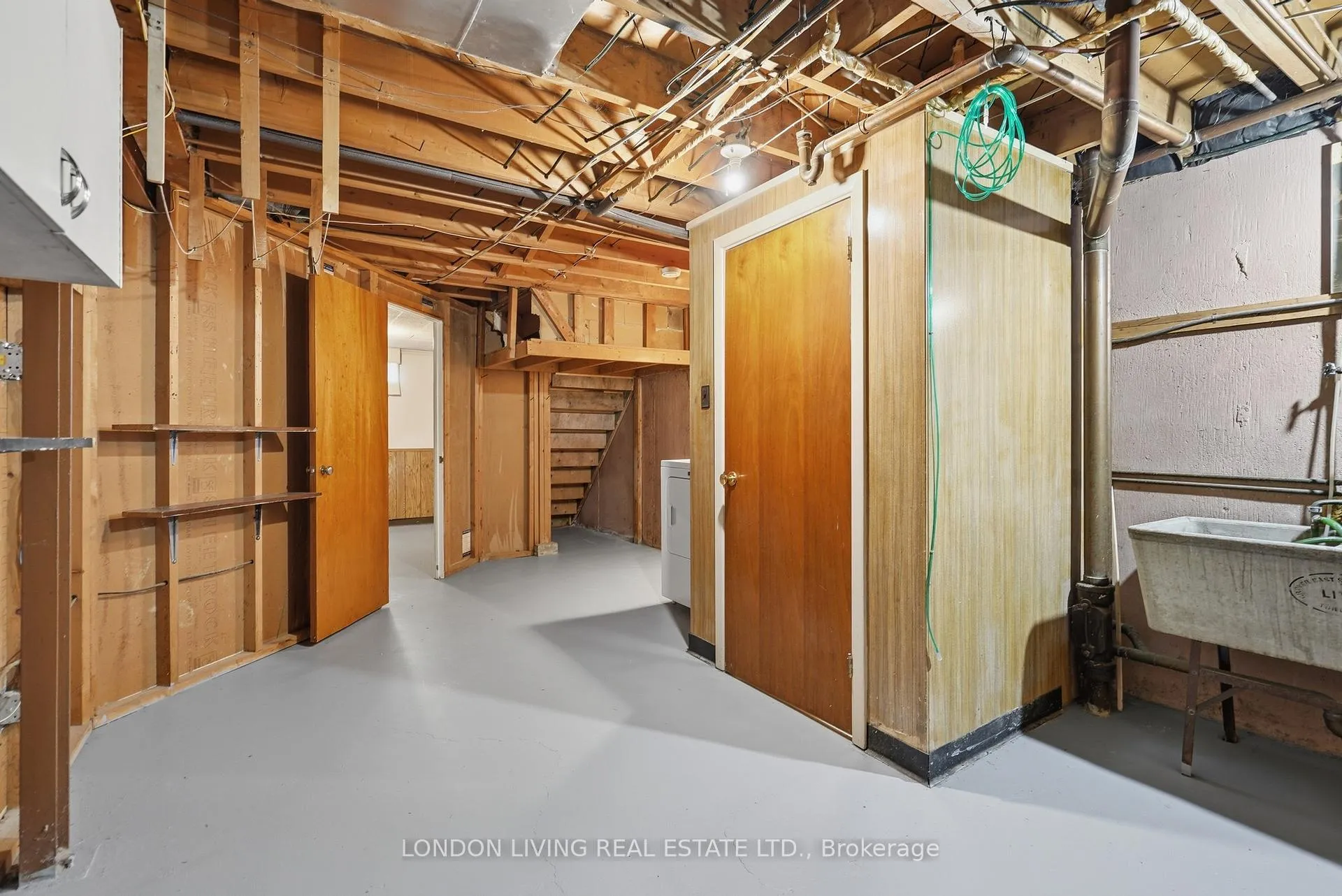 Photo 32 of 549 Ridgewood Crescent, London, South D — HOMEH