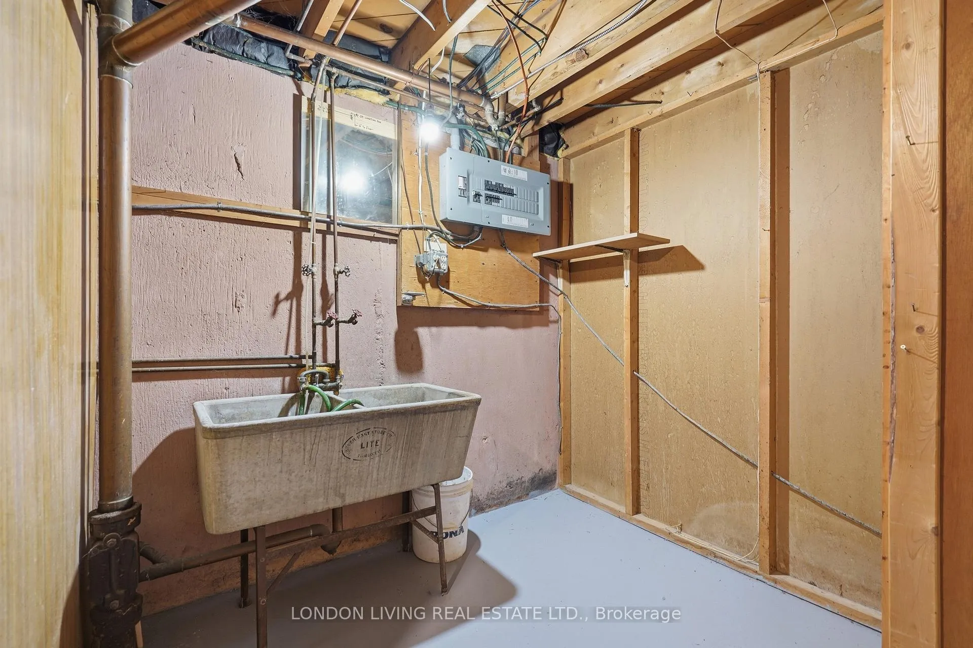 Photo 33 of 549 Ridgewood Crescent, London, South D — HOMEH