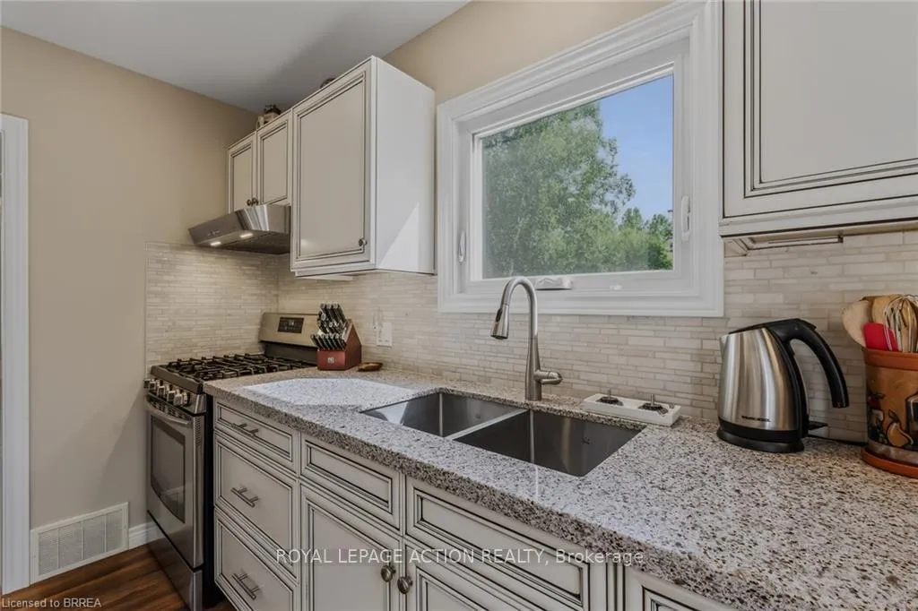 Photo 18 of 46 Clara Crescent, Brantford, Echo Place — HOMEH