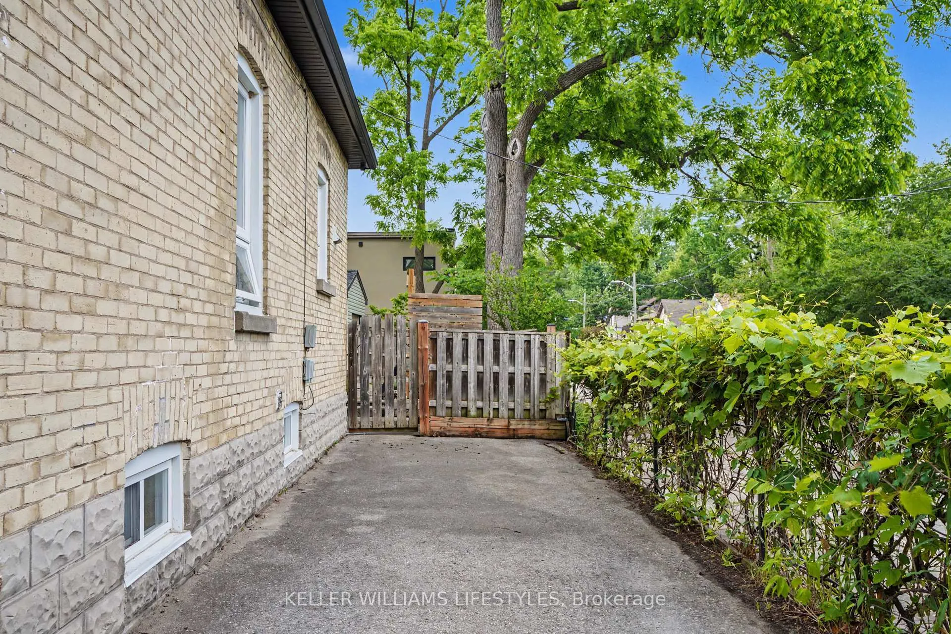Photo 4 of 48 Tecumseh Avenue E, London, South F — HOMEH