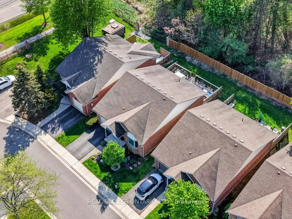 Photo 2 of 110 Greentrail Drive, Hamilton, Mount Hope — HOMEH