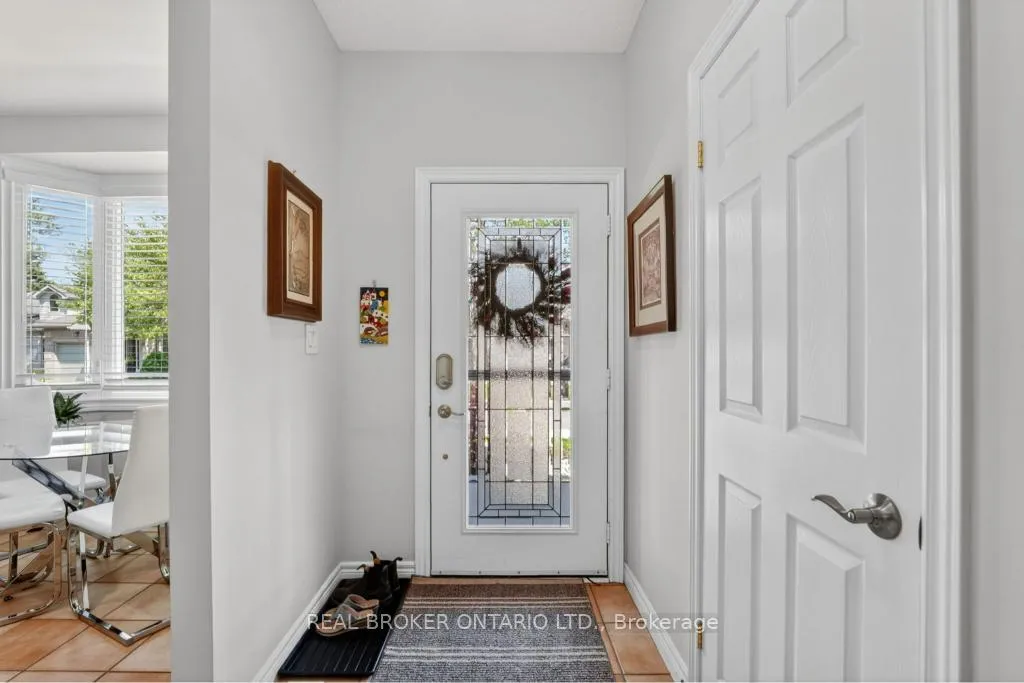 Photo 4 of 110 Greentrail Drive, Hamilton, Mount Hope — HOMEH