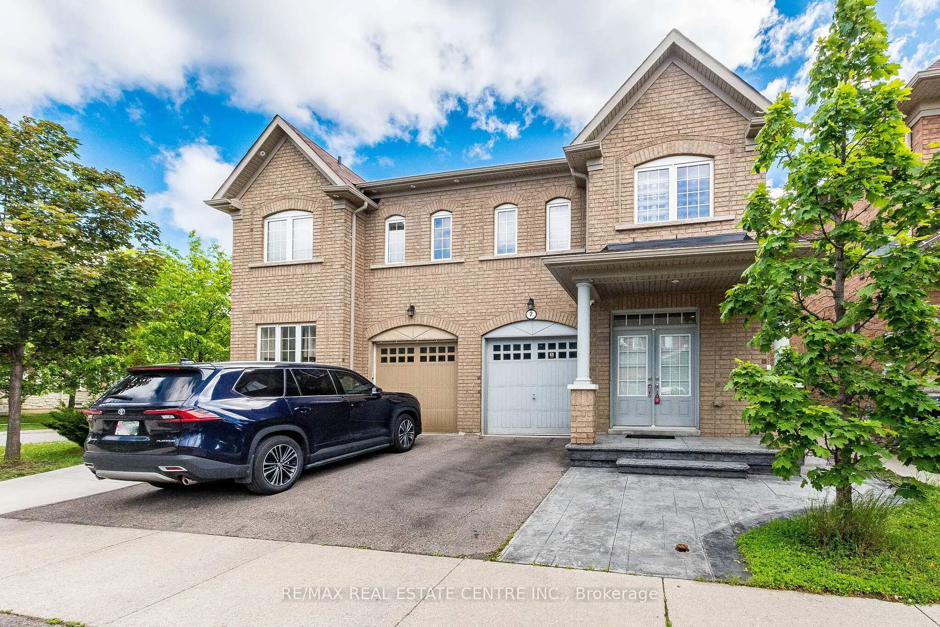 Photo 2 of 7 Loftsmoor Drive, Brampton, Sandringham-Wellington — HOMEH
