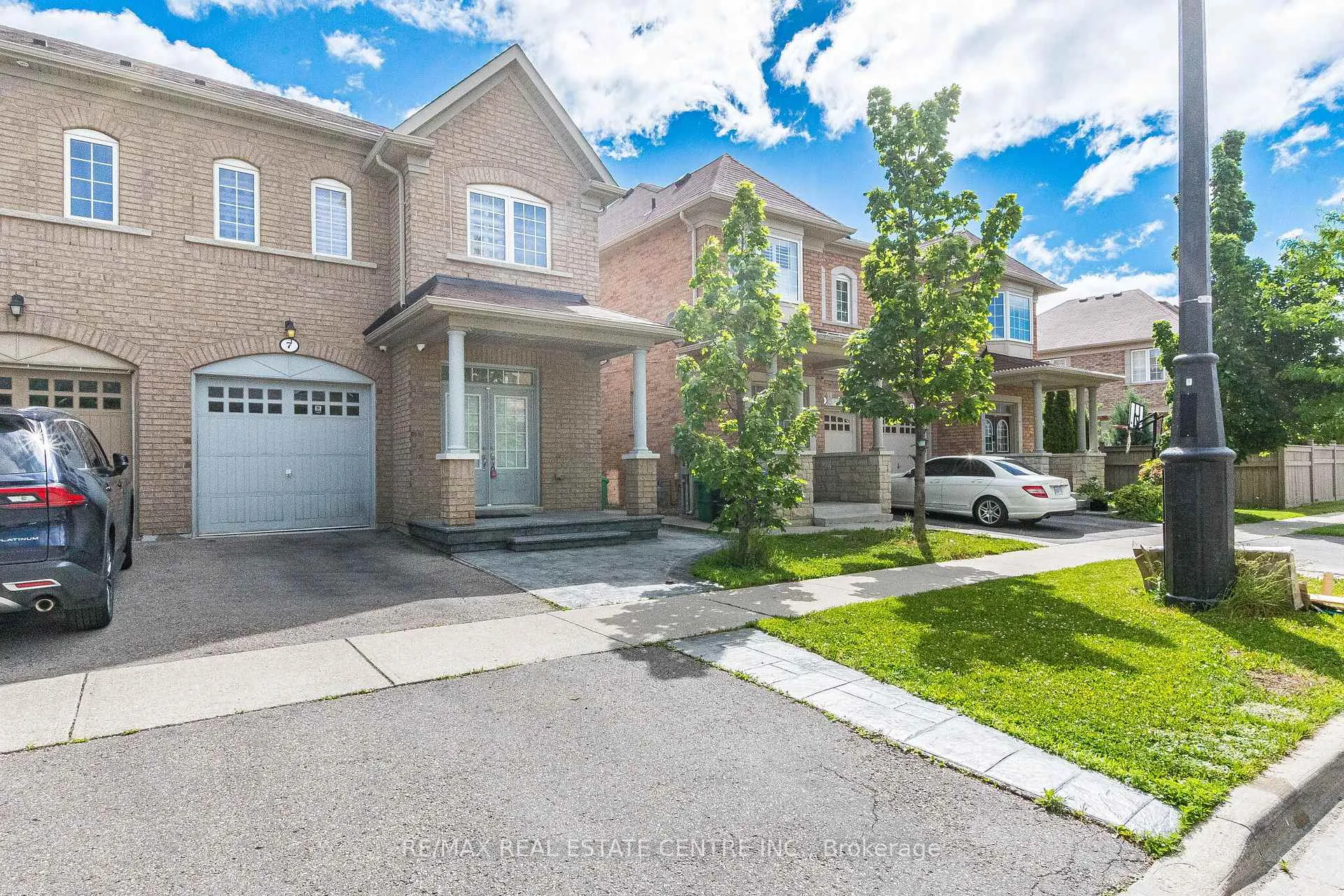 Photo 3 of 7 Loftsmoor Drive, Brampton, Sandringham-Wellington — HOMEH