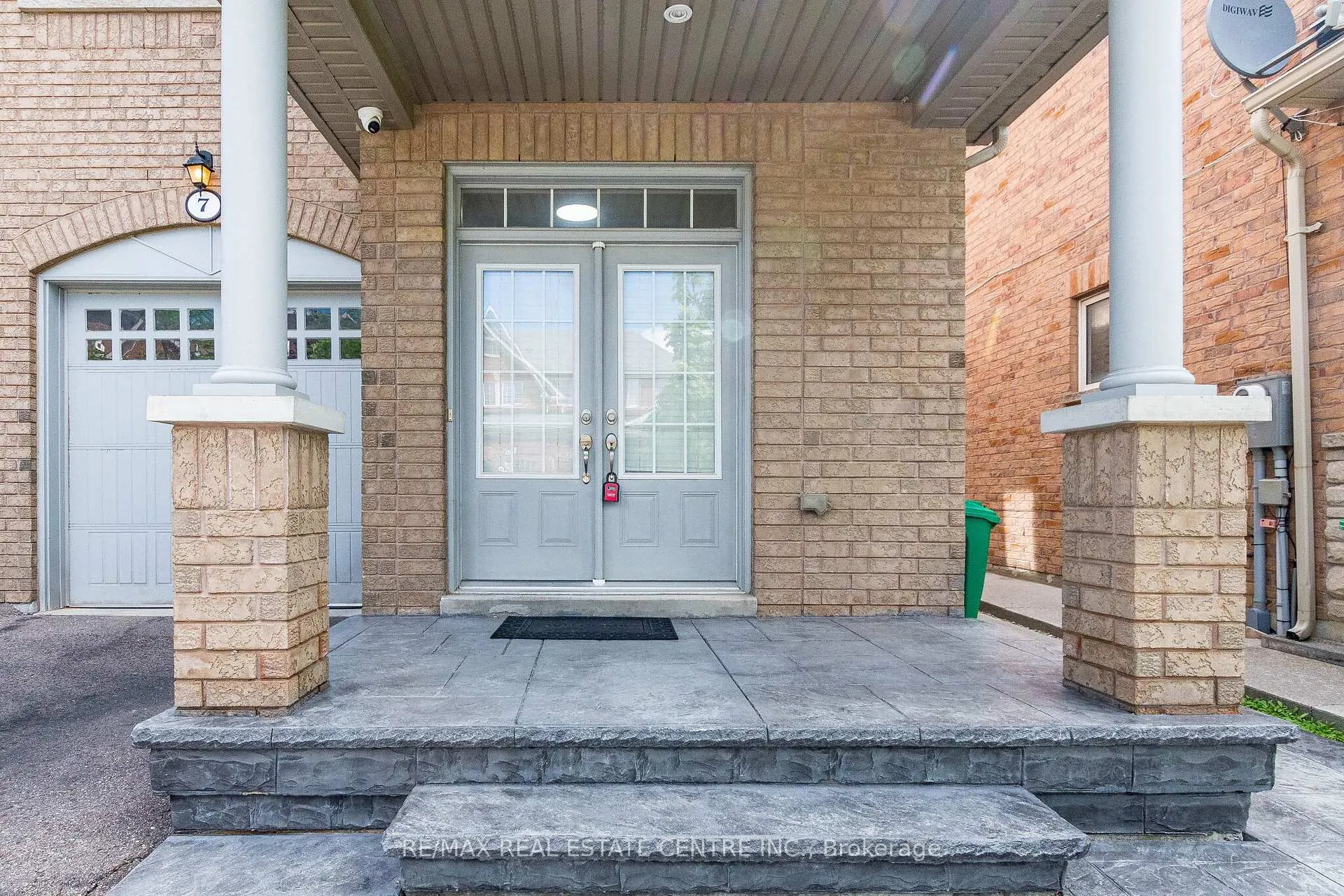 Photo 4 of 7 Loftsmoor Drive, Brampton, Sandringham-Wellington — HOMEH