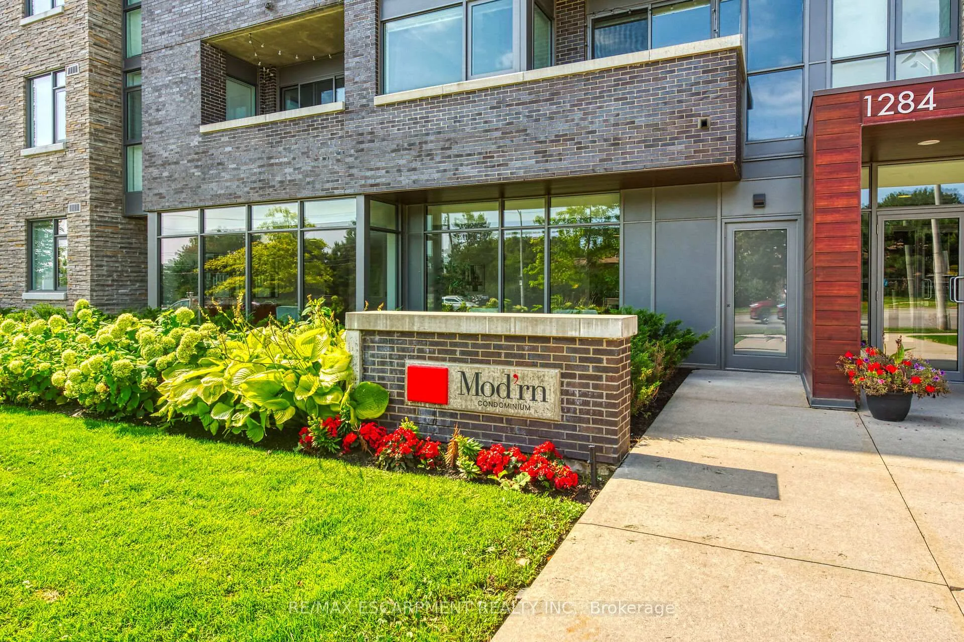 Photo 2 of Unit 214, 1284 Guelph Line, Burlington, Mountainside — HOMEH