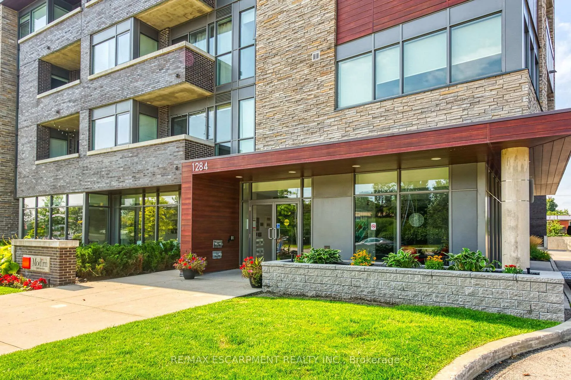 Photo 3 of Unit 214, 1284 Guelph Line, Burlington, Mountainside — HOMEH