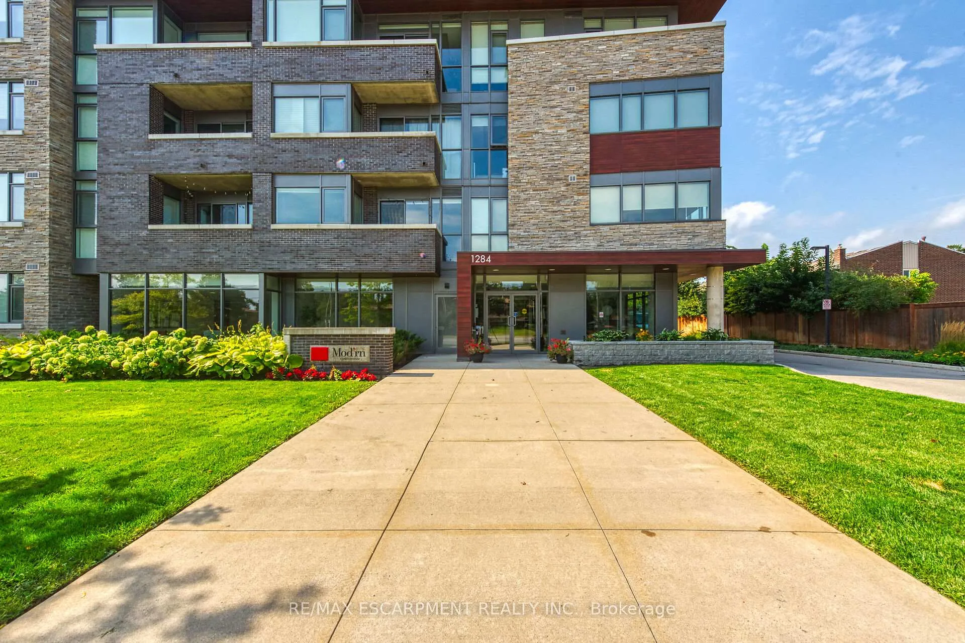 Photo 4 of Unit 214, 1284 Guelph Line, Burlington, Mountainside — HOMEH