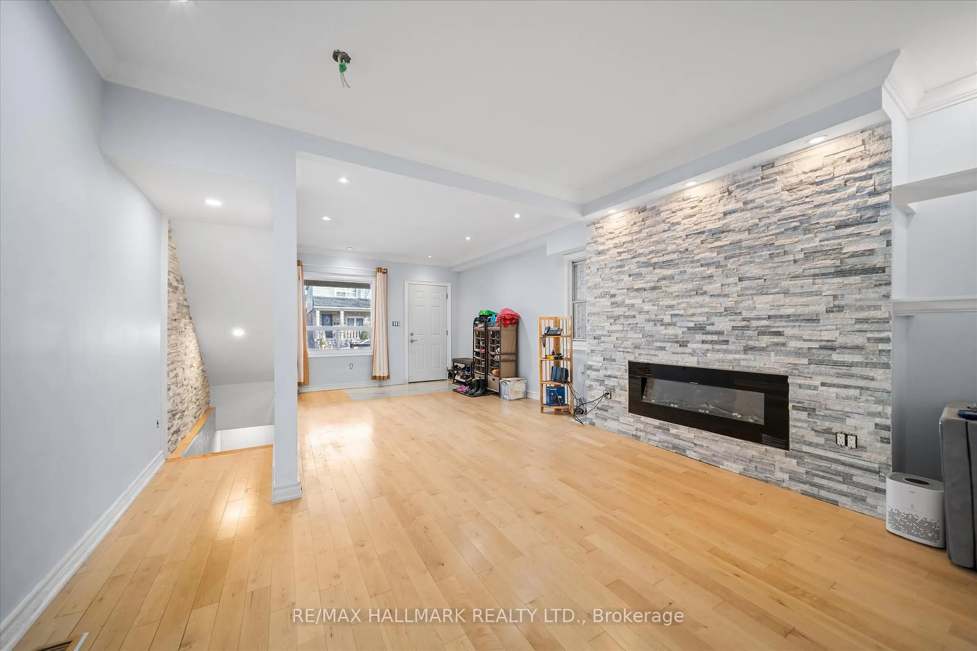 Photo 11 of 160 Silverthorn Avenue, Toronto, Keelesdale-Eglinton West — HOMEH
