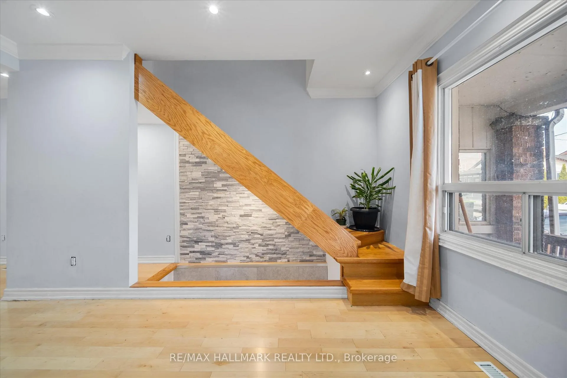 Photo 20 of 160 Silverthorn Avenue, Toronto, Keelesdale-Eglinton West — HOMEH
