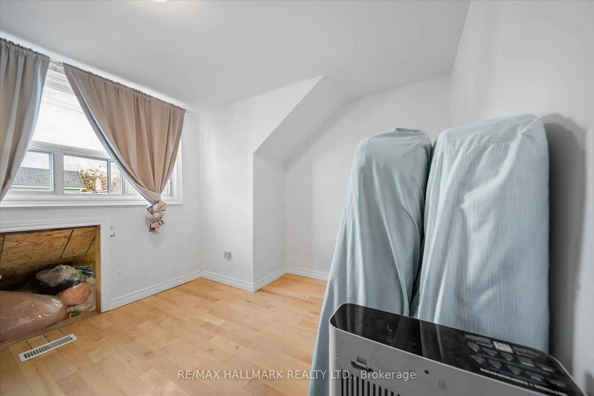 Photo 21 of 160 Silverthorn Avenue, Toronto, Keelesdale-Eglinton West — HOMEH