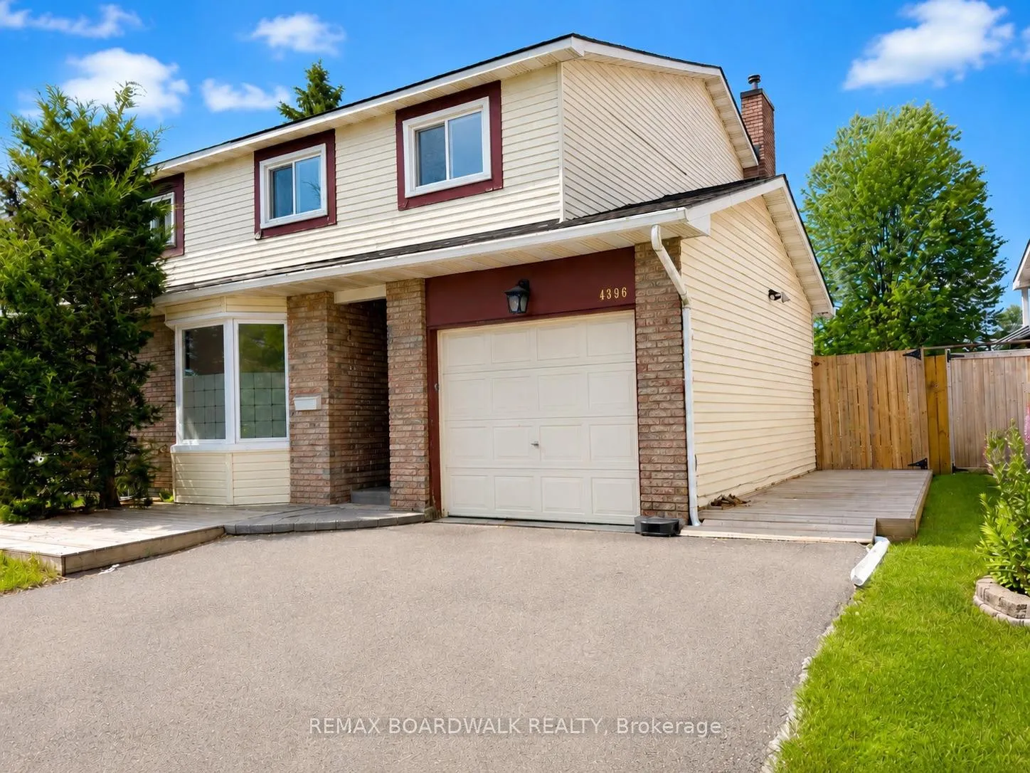 Photo 2 of 4396 Whittaker Crescent, Ottawa, Pineview — HOMEH