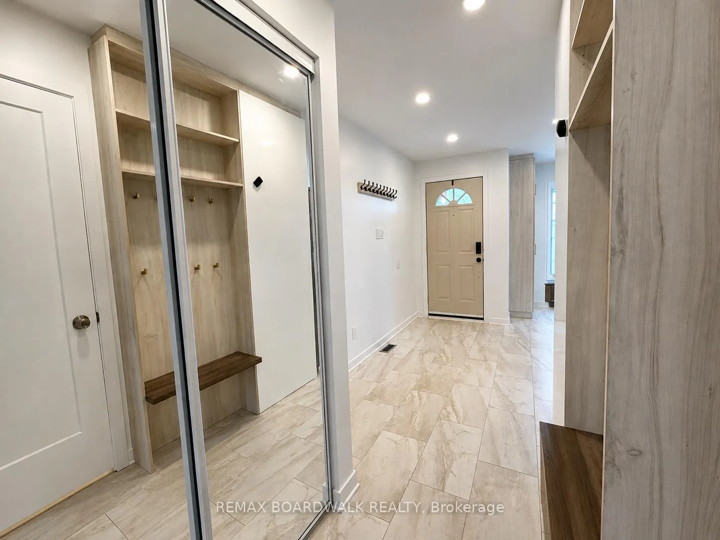Photo 3 of 4396 Whittaker Crescent, Ottawa, Pineview — HOMEH