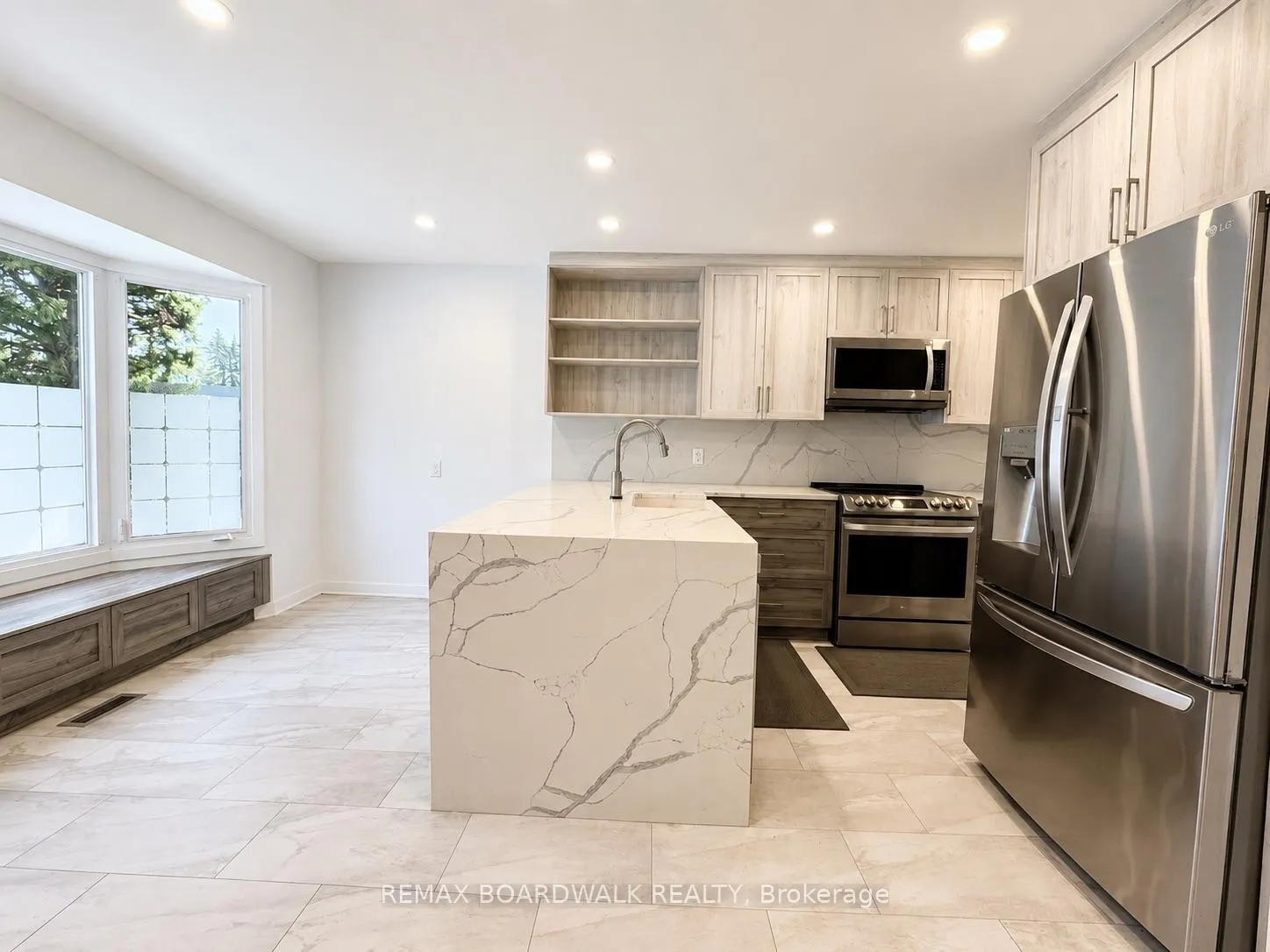 Photo 4 of 4396 Whittaker Crescent, Ottawa, Pineview — HOMEH