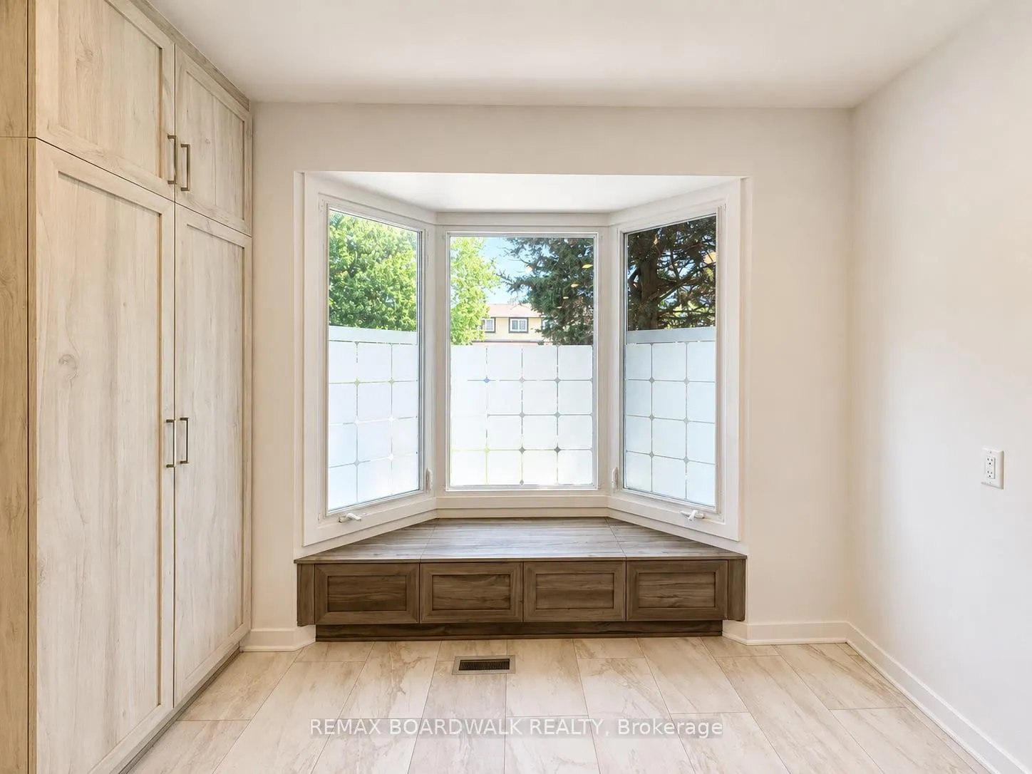 Photo 7 of 4396 Whittaker Crescent, Ottawa, Pineview — HOMEH