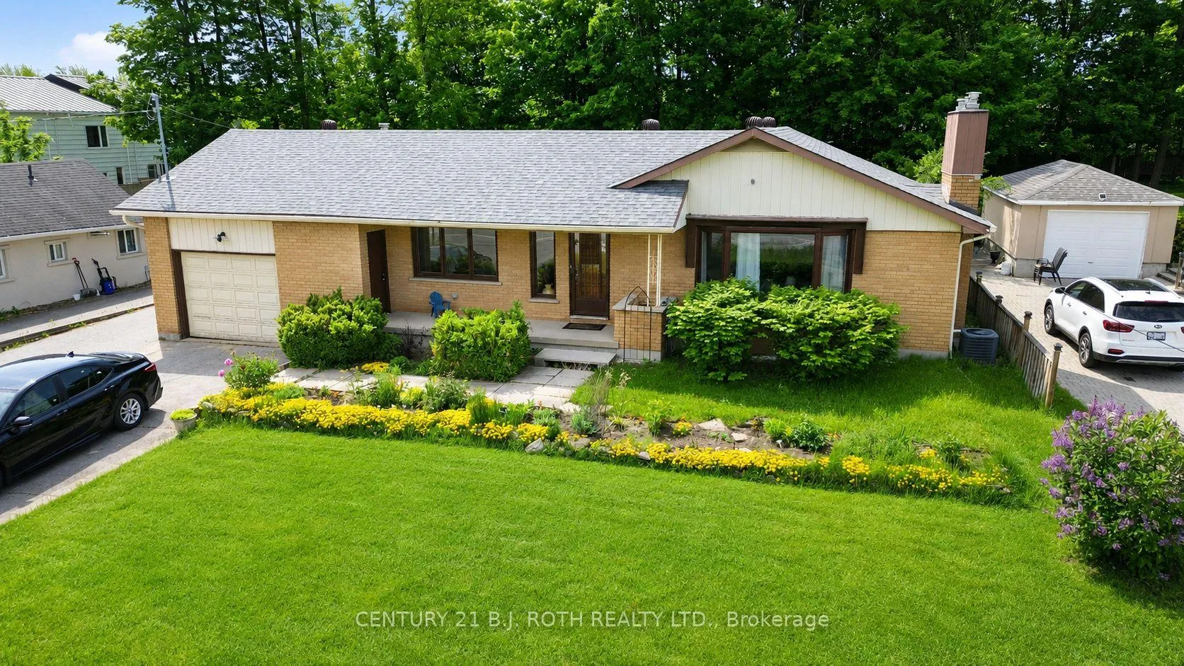 Front of 823 Essa Road