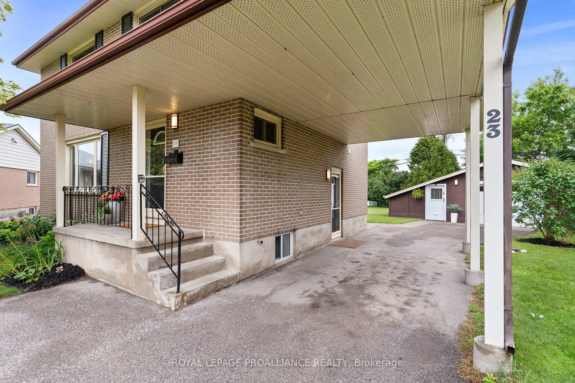 Photo 2 of 23 Stanley Crescent, Brockville, Brockville — HOMEH