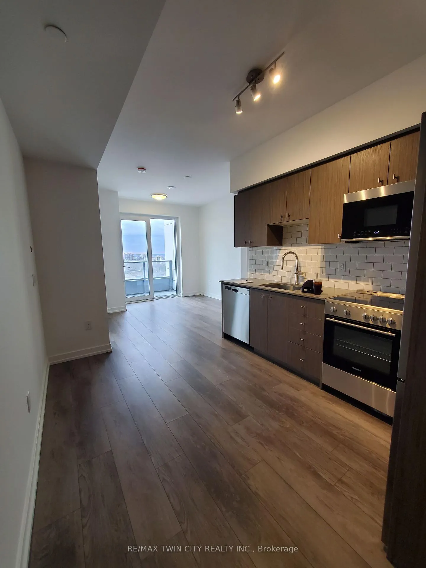 Photo 2 of Unit 1504, 15 Wellington Street, Kitchener, Cherry Hill — HOMEH