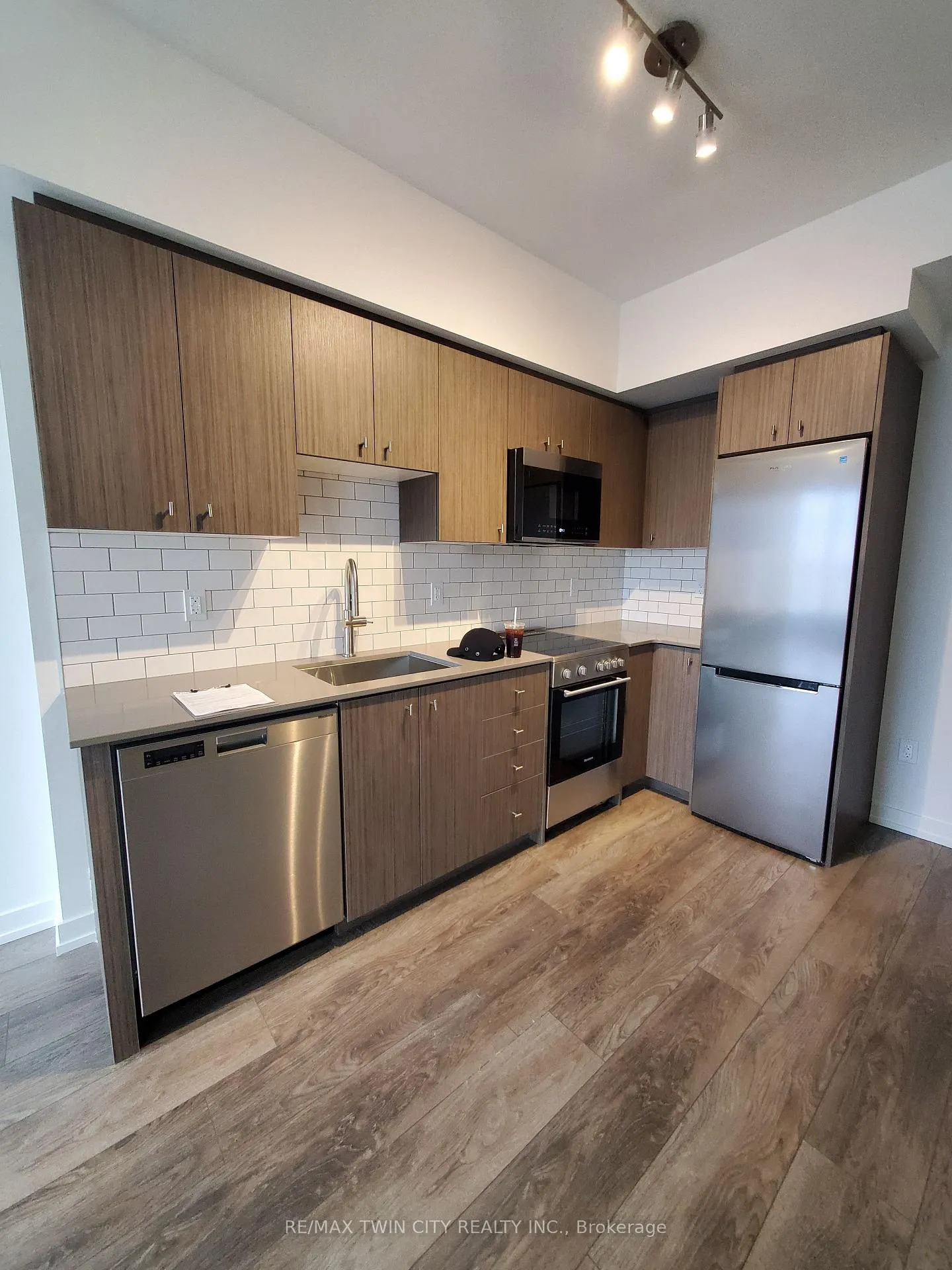 Photo 3 of Unit 1504, 15 Wellington Street, Kitchener, Cherry Hill — HOMEH