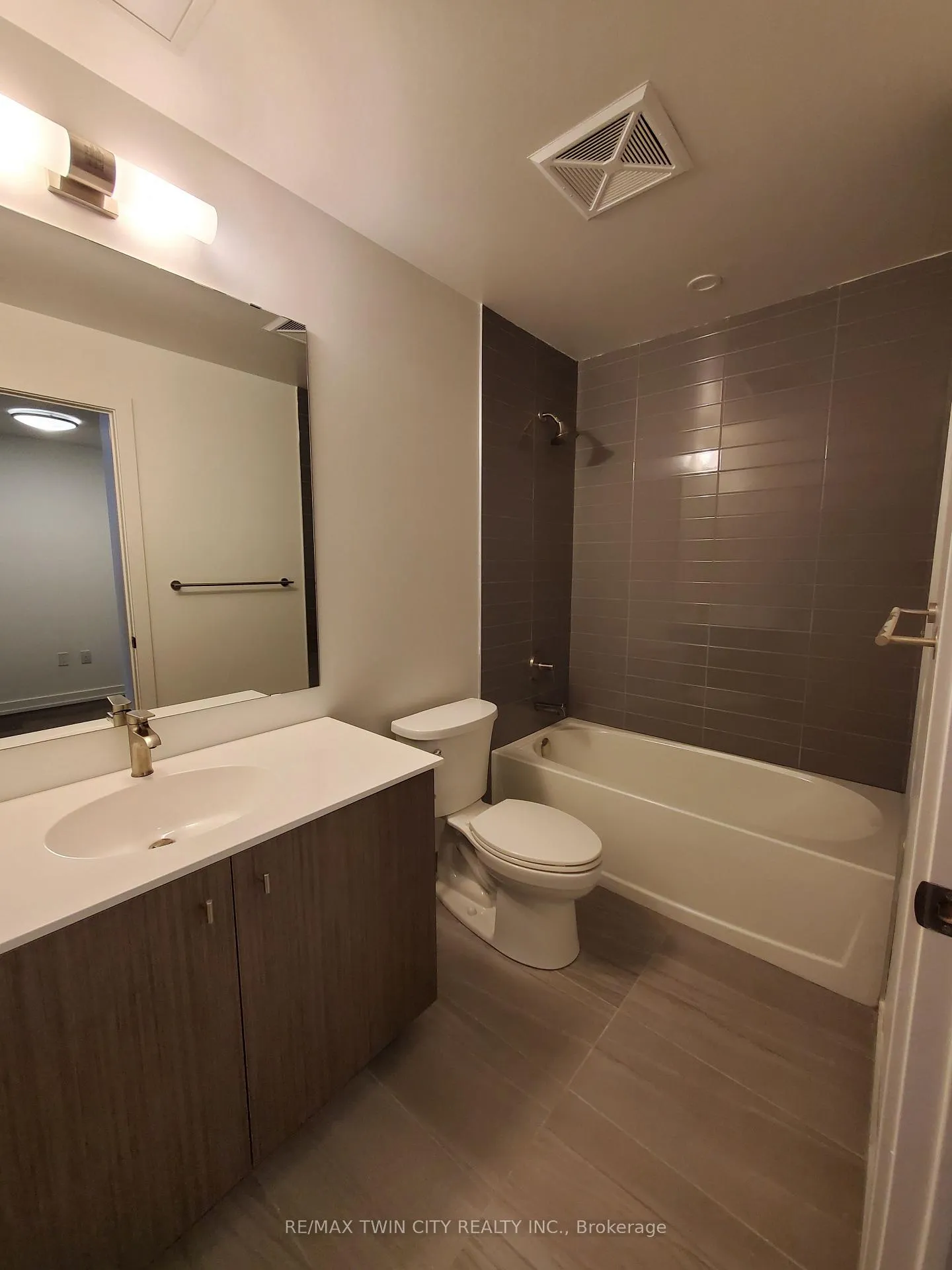 Photo 7 of Unit 1504, 15 Wellington Street, Kitchener, Cherry Hill — HOMEH
