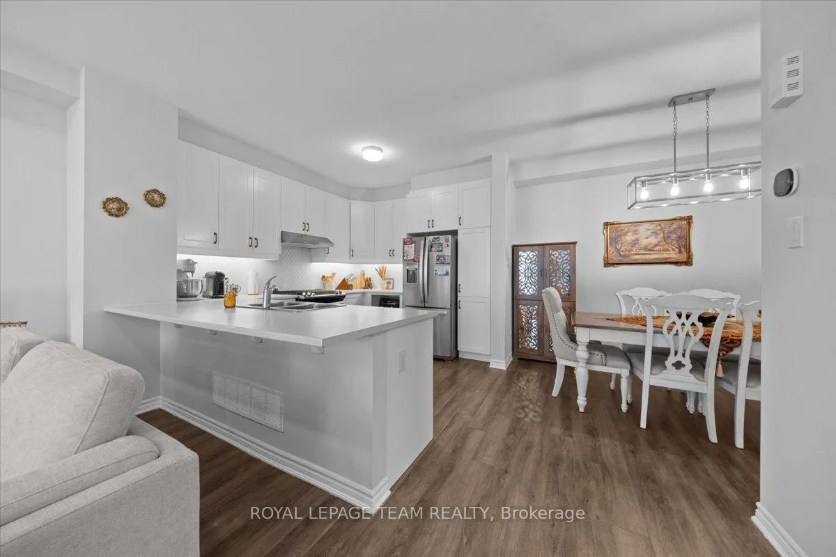 Photo 7 of 209 Hibernian Walk, Ottawa, Kanata - Emerald Meadows/Trailwest — HOMEH