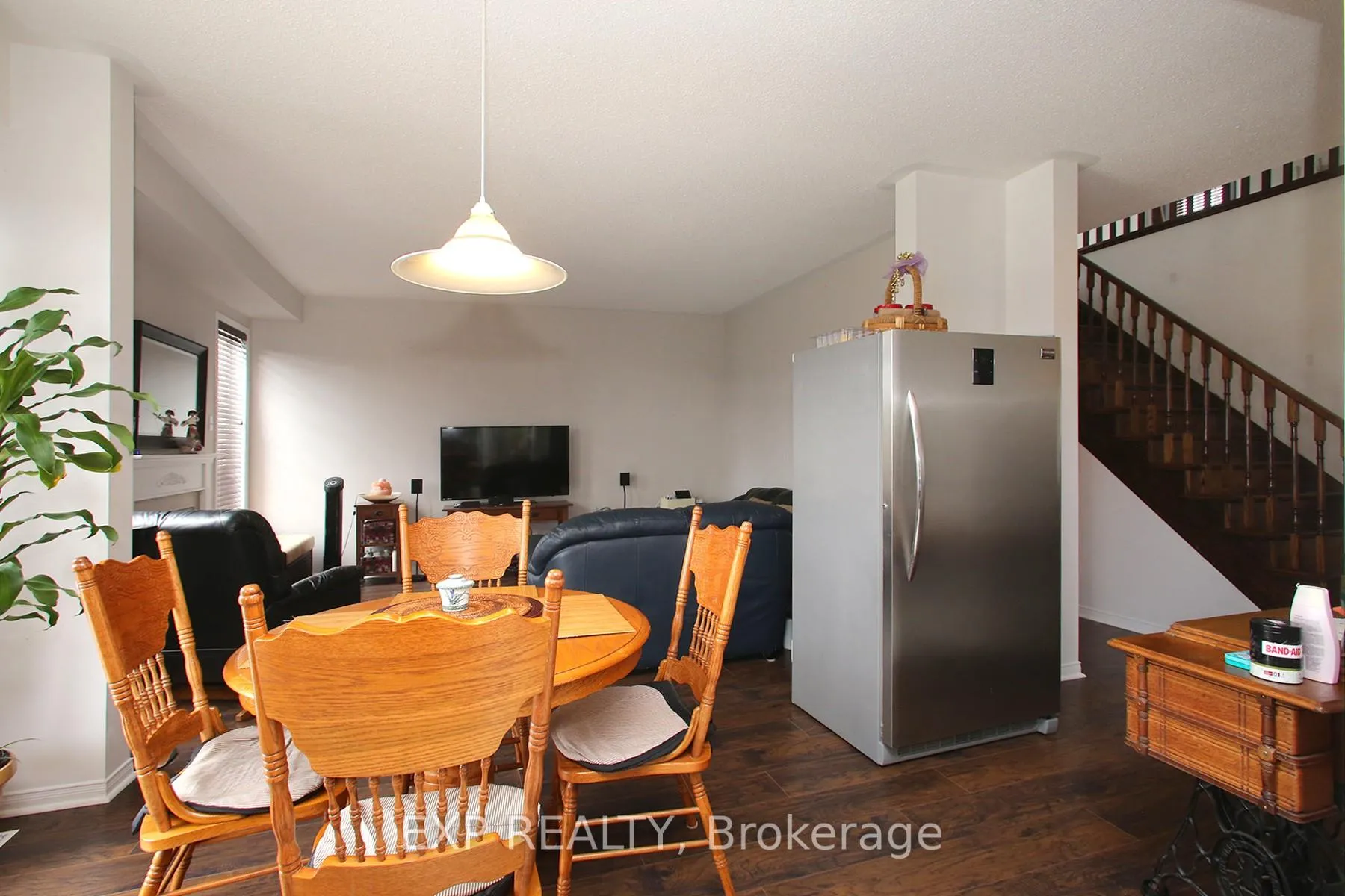 Photo 12 of 1335 Langley Circle, Oshawa, Pinecrest — HOMEH