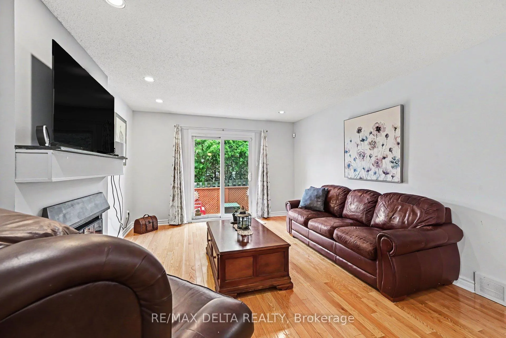 Photo 9 of 1462 Laurin Crescent, Ottawa, Bilberry Creek/Queenswood Heights — HOMEH