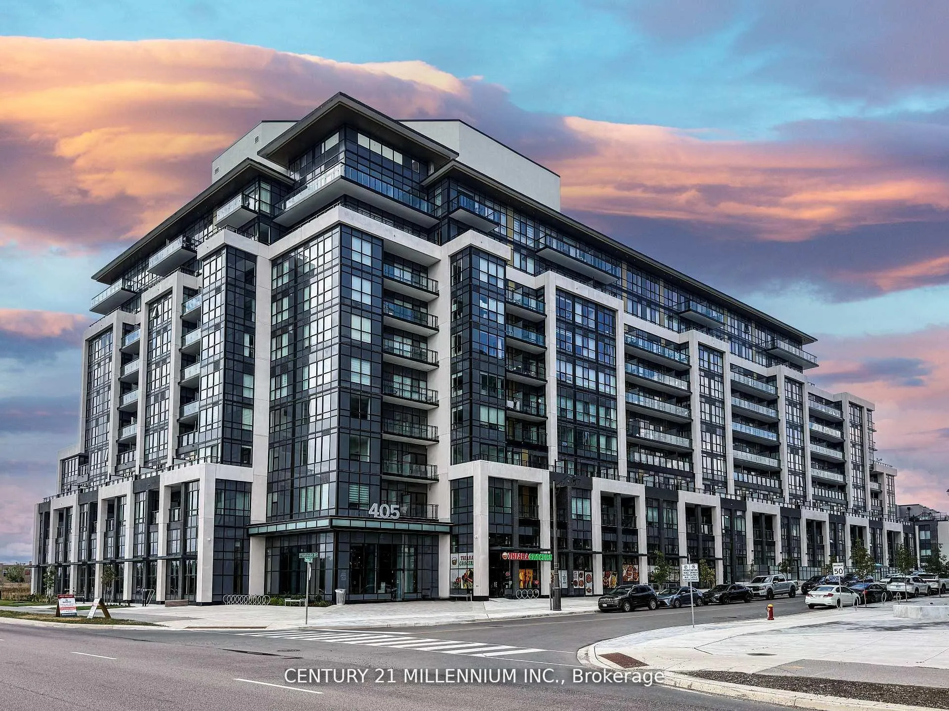 Front of Unit 810, 405 Dundas Street W