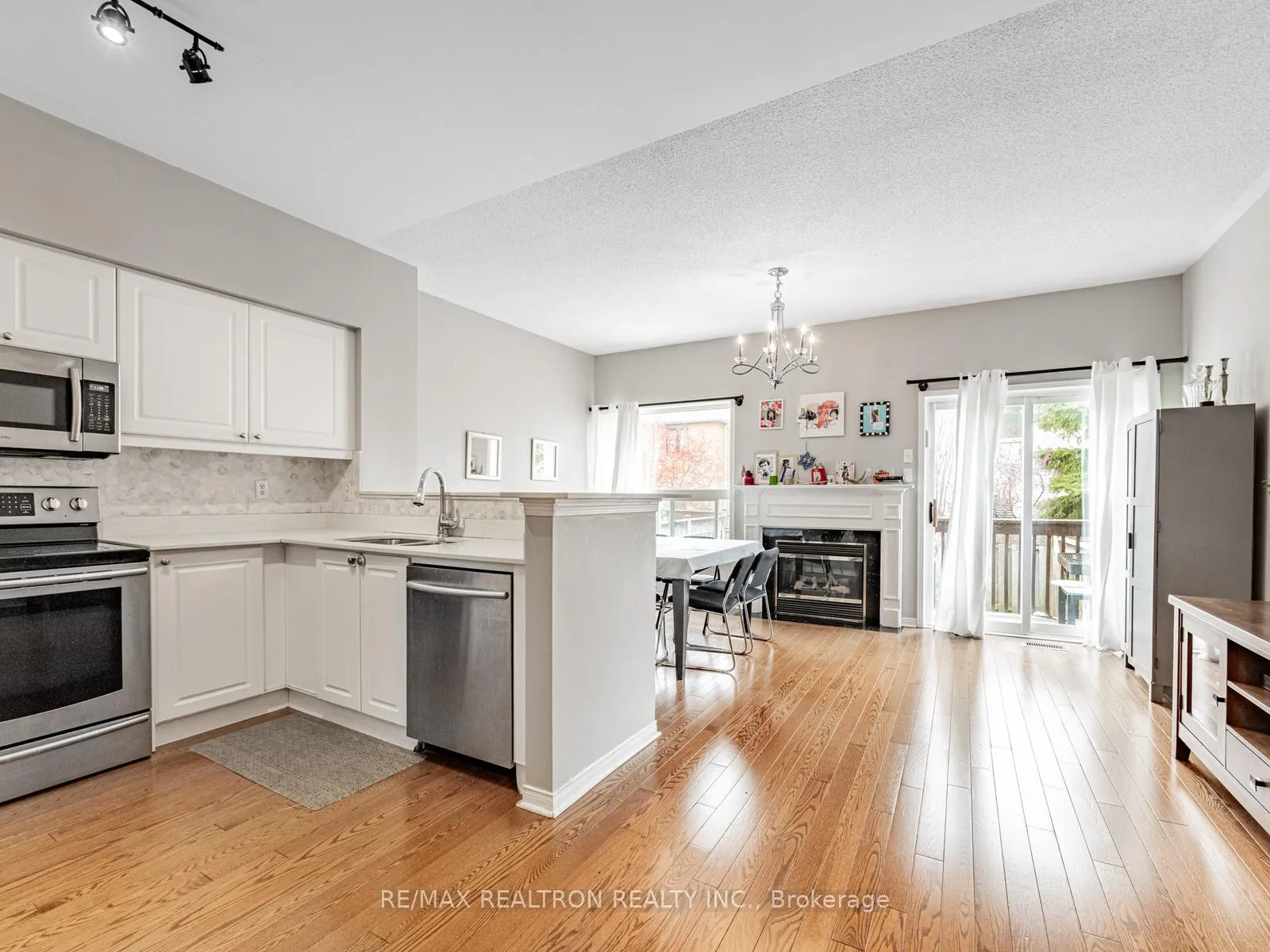 Photo 4 of 27 Tuscana Boulevard, Vaughan, Patterson — HOMEH