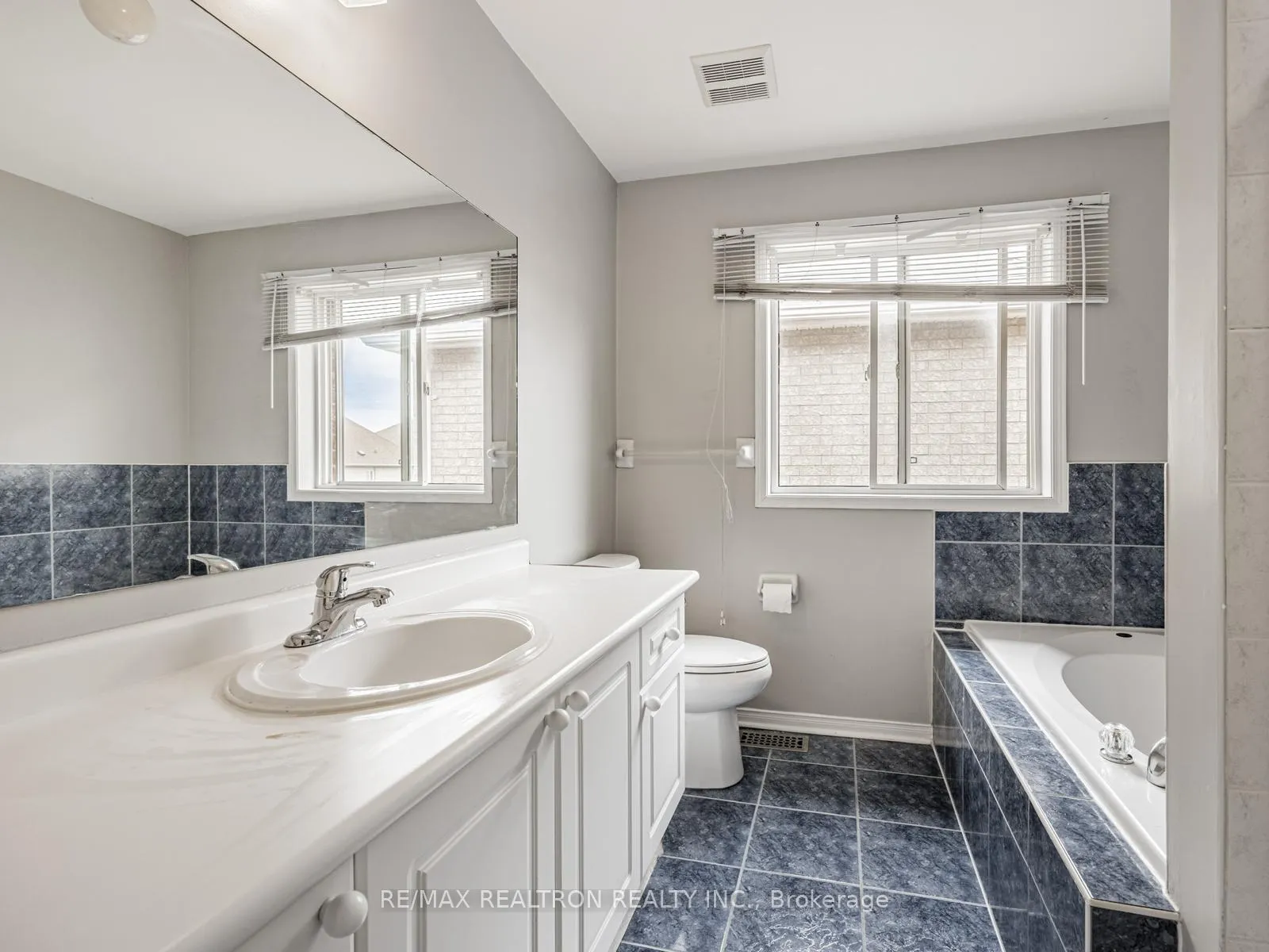Photo 10 of 27 Tuscana Boulevard, Vaughan, Patterson — HOMEH