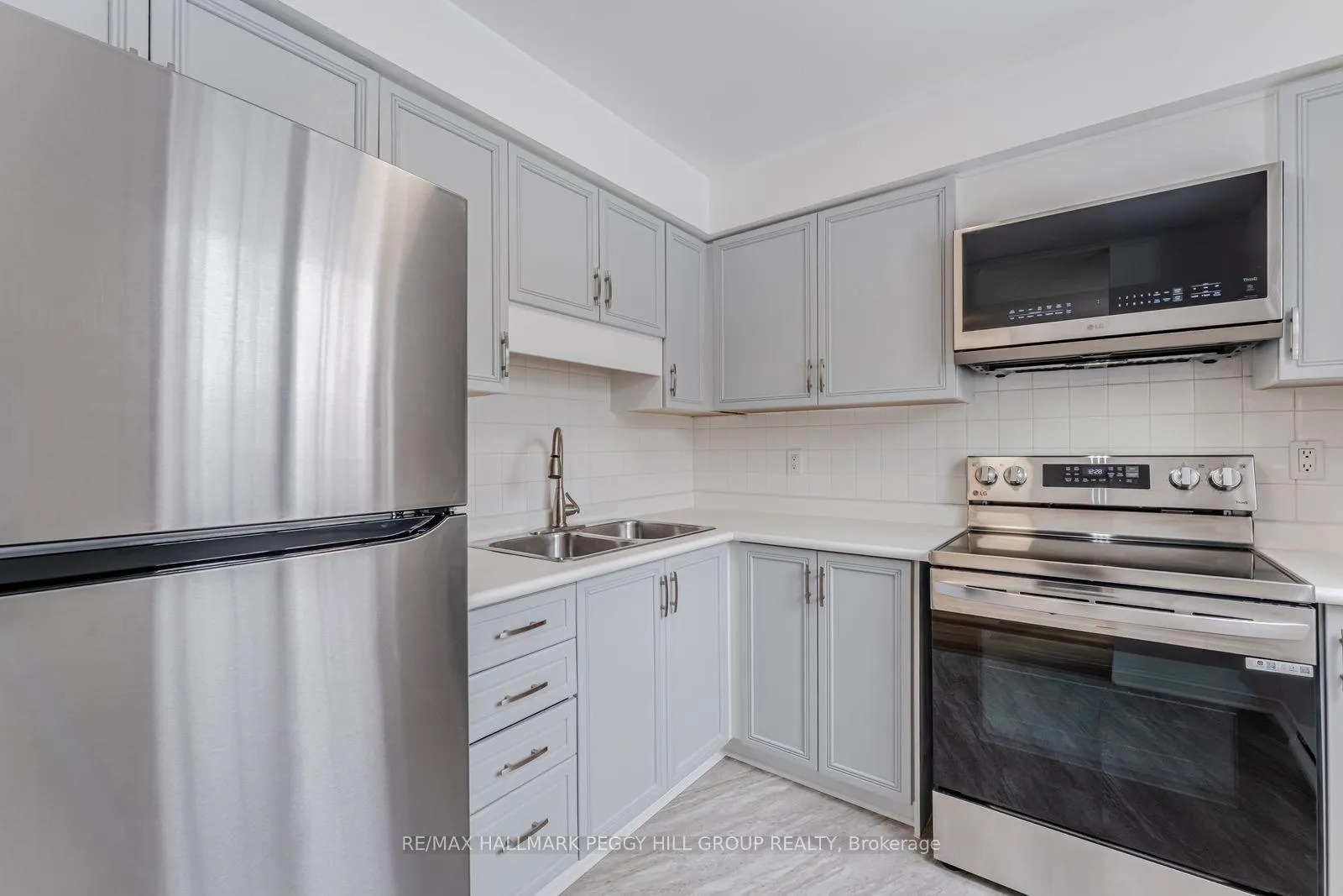 Photo 3 of Unit 7, 21 Evergreen Court, Barrie, Ardagh — HOMEH