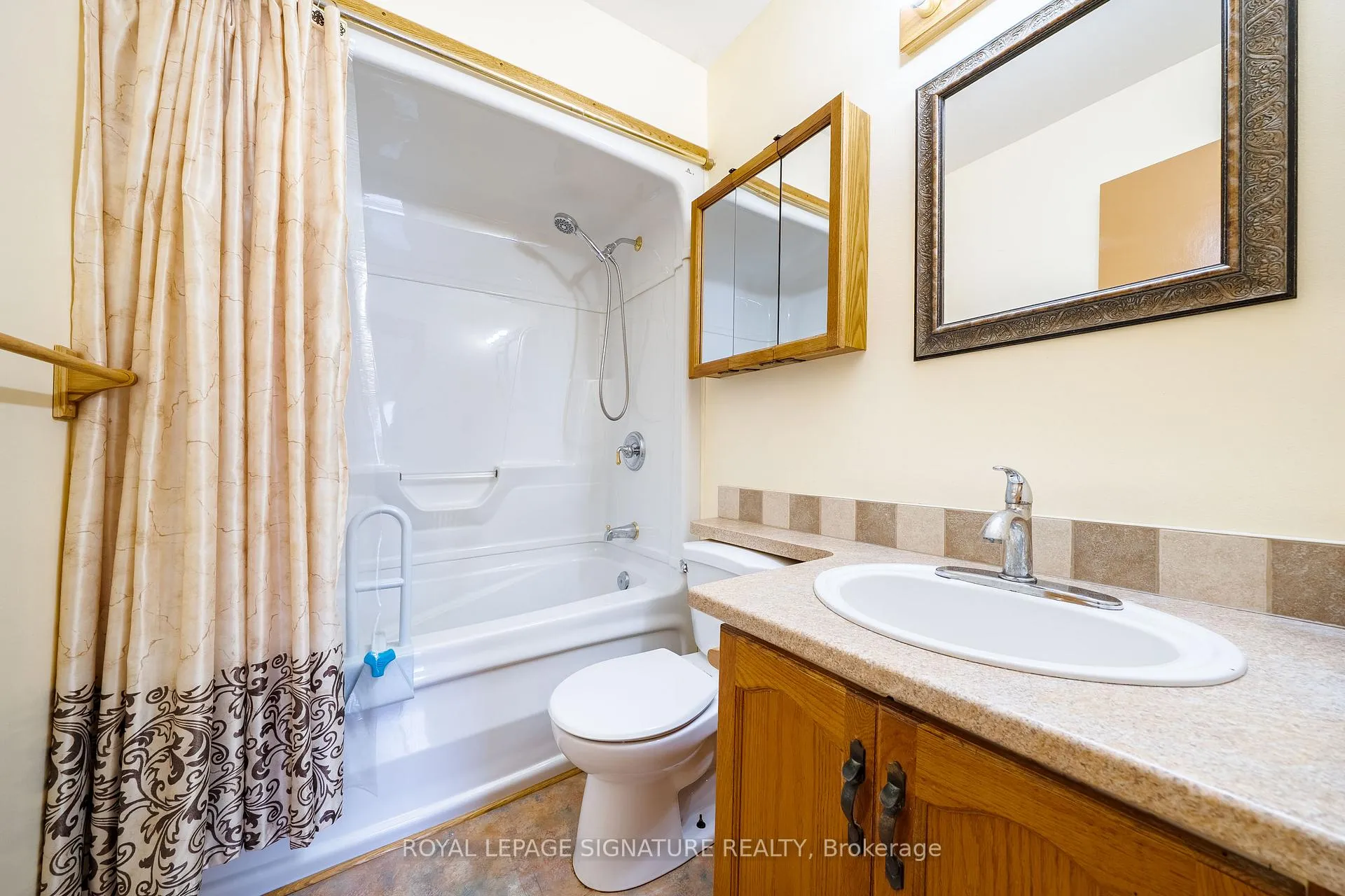 Photo 8 of 20 McFeeters Crescent, Clarington, Bowmanville — HOMEH