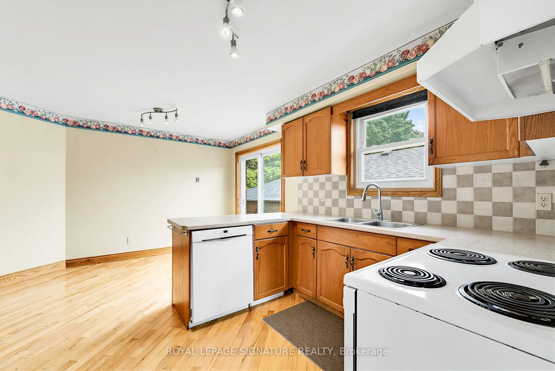 Photo 13 of 20 McFeeters Crescent, Clarington, Bowmanville — HOMEH