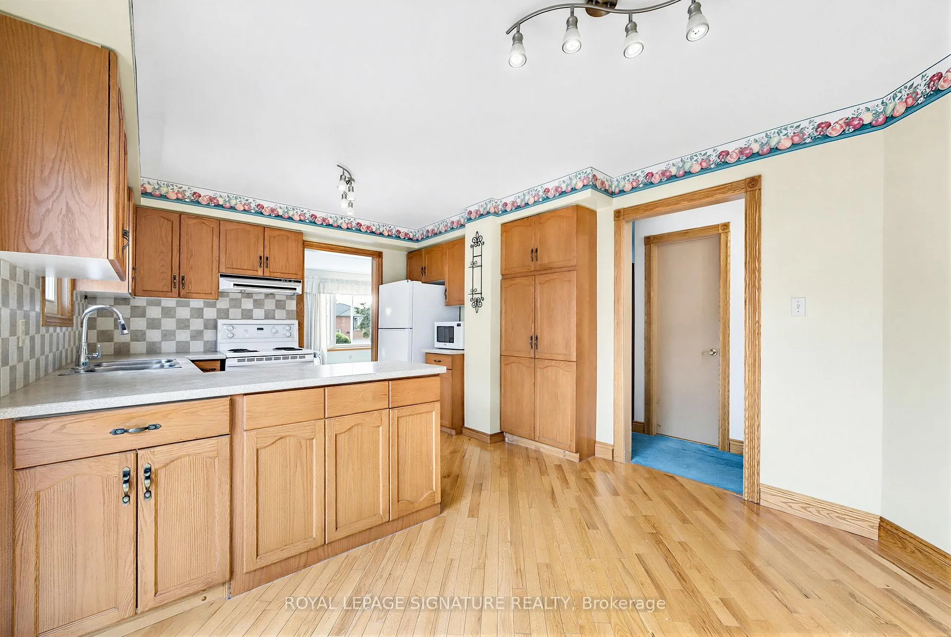 Photo 15 of 20 McFeeters Crescent, Clarington, Bowmanville — HOMEH